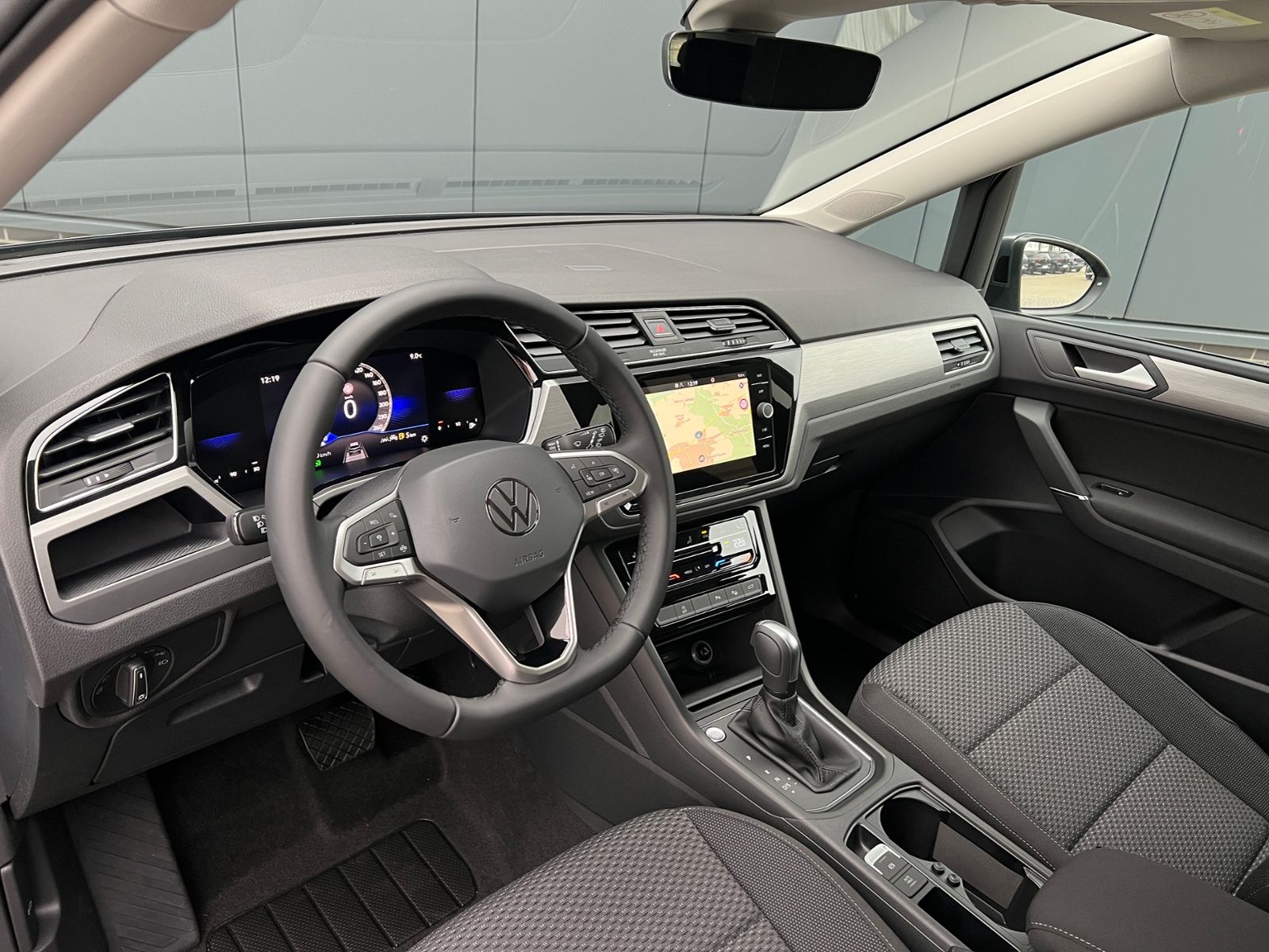 Fahrzeugabbildung Volkswagen Touran Comfortline 1.5 TSI DSG *LED, AHK, 7 Sitz