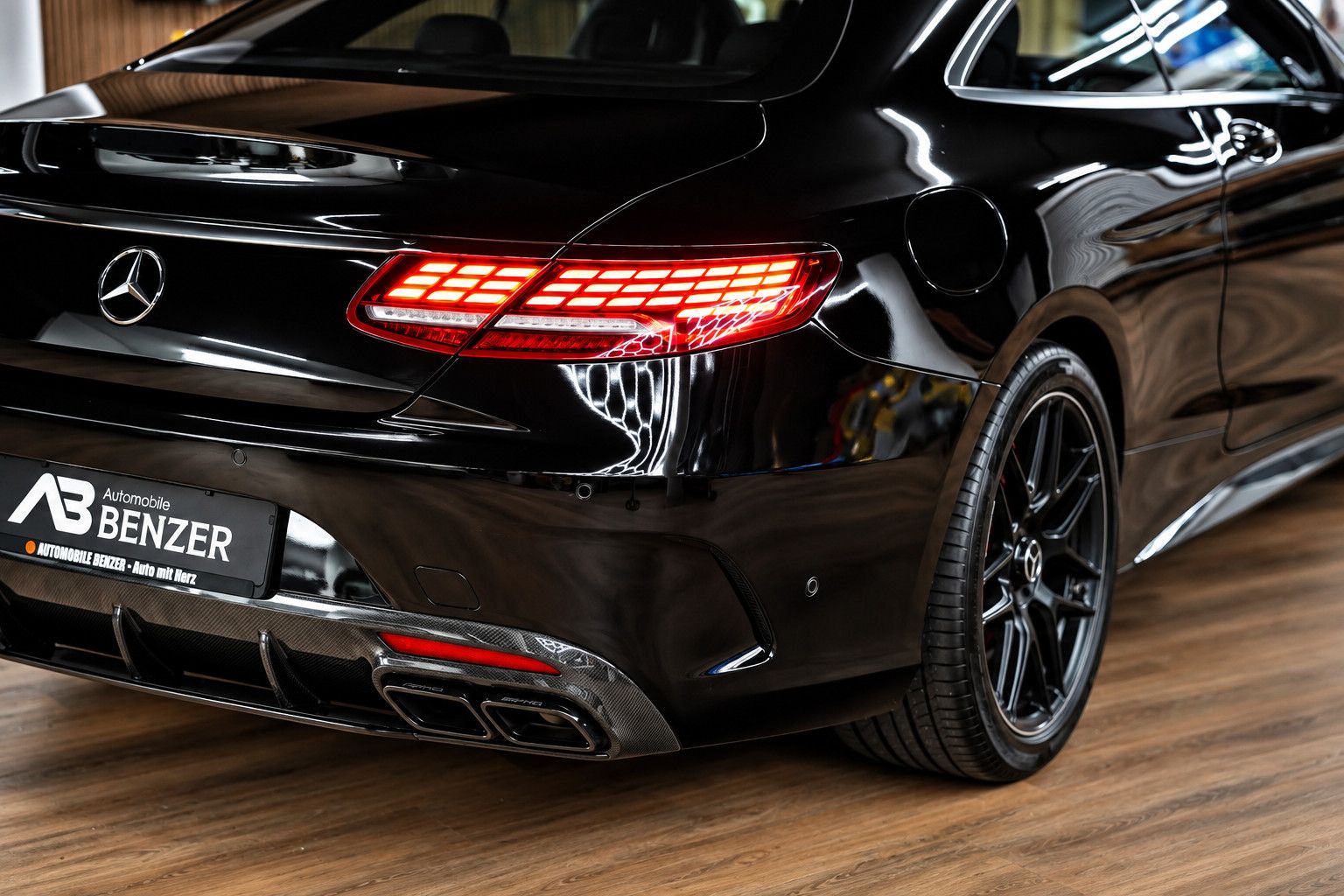 Fahrzeugabbildung Mercedes-Benz S S 63 AMG 4Matic *Pano*Designo*Ambiente*Carbon*