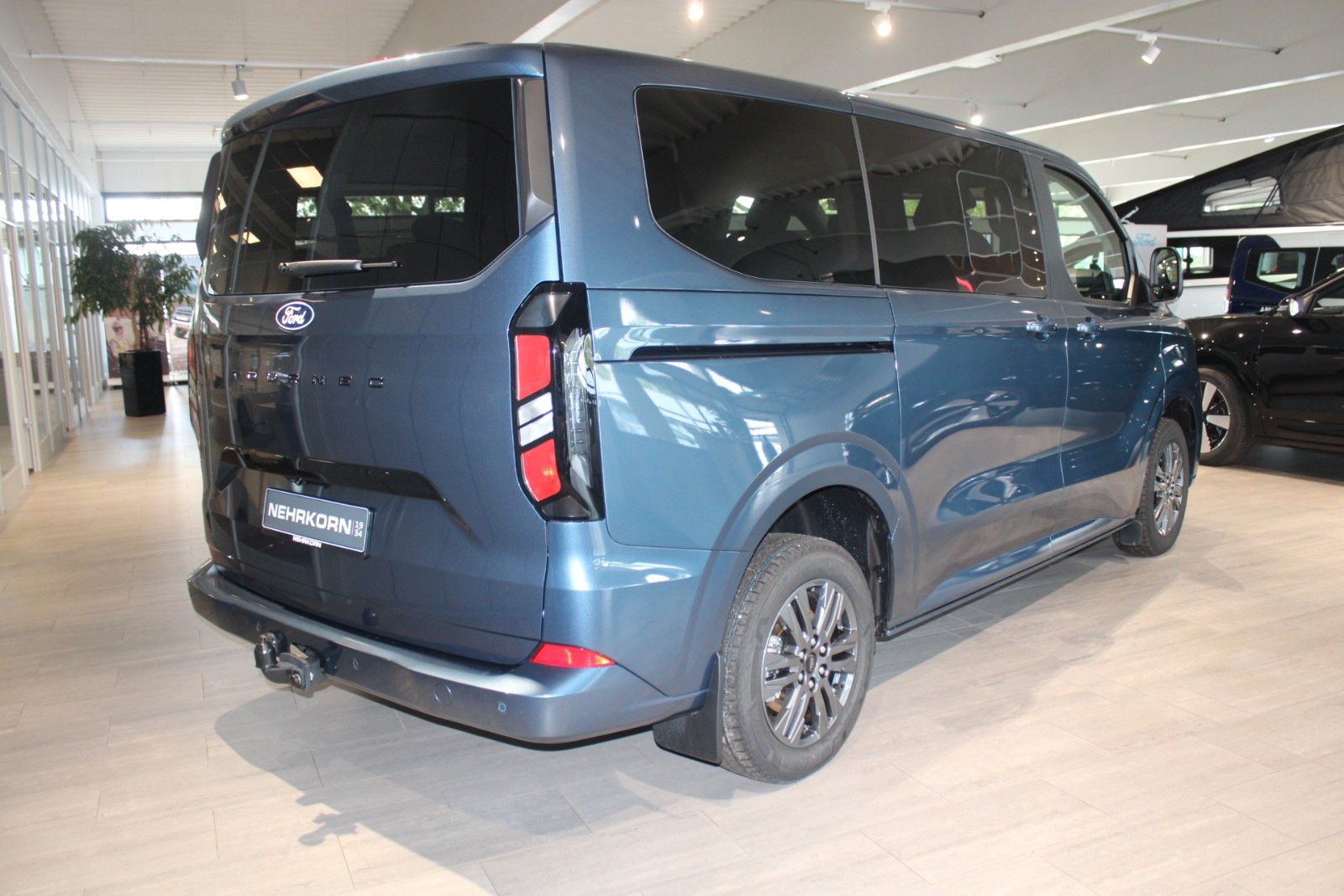 Fahrzeugabbildung Ford Tourneo Custom L1 Titanium 8-Sitze LED NAVI AHK