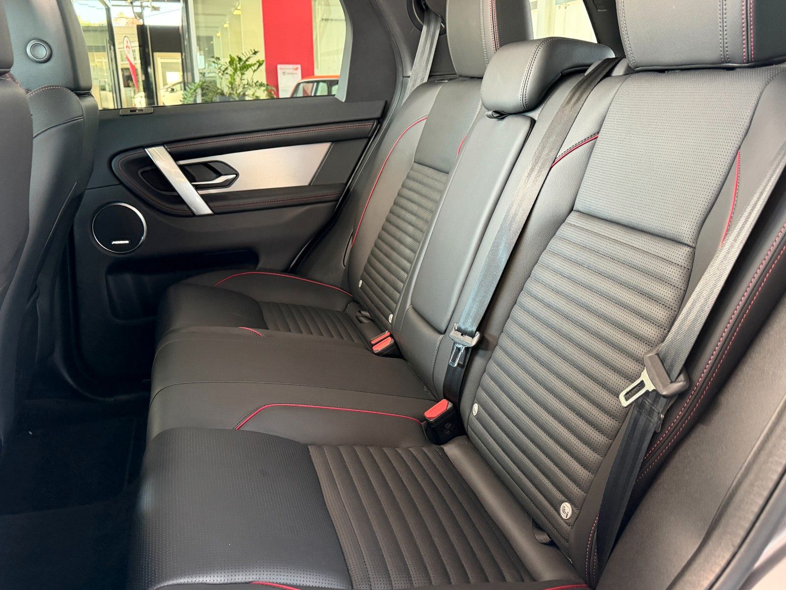 Fahrzeugabbildung Land Rover Discovery Sport 2.0 D 165 R-Dynamic SE AWD
