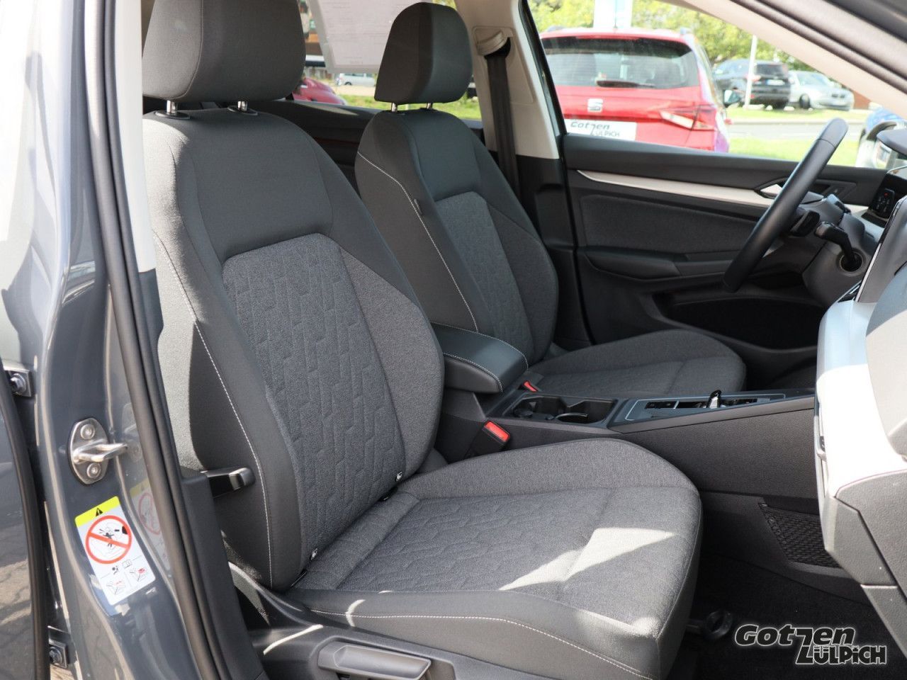 Fahrzeugabbildung Volkswagen Golf VIII 1.5 eTSI Move DSG Navi Bluetooth LED