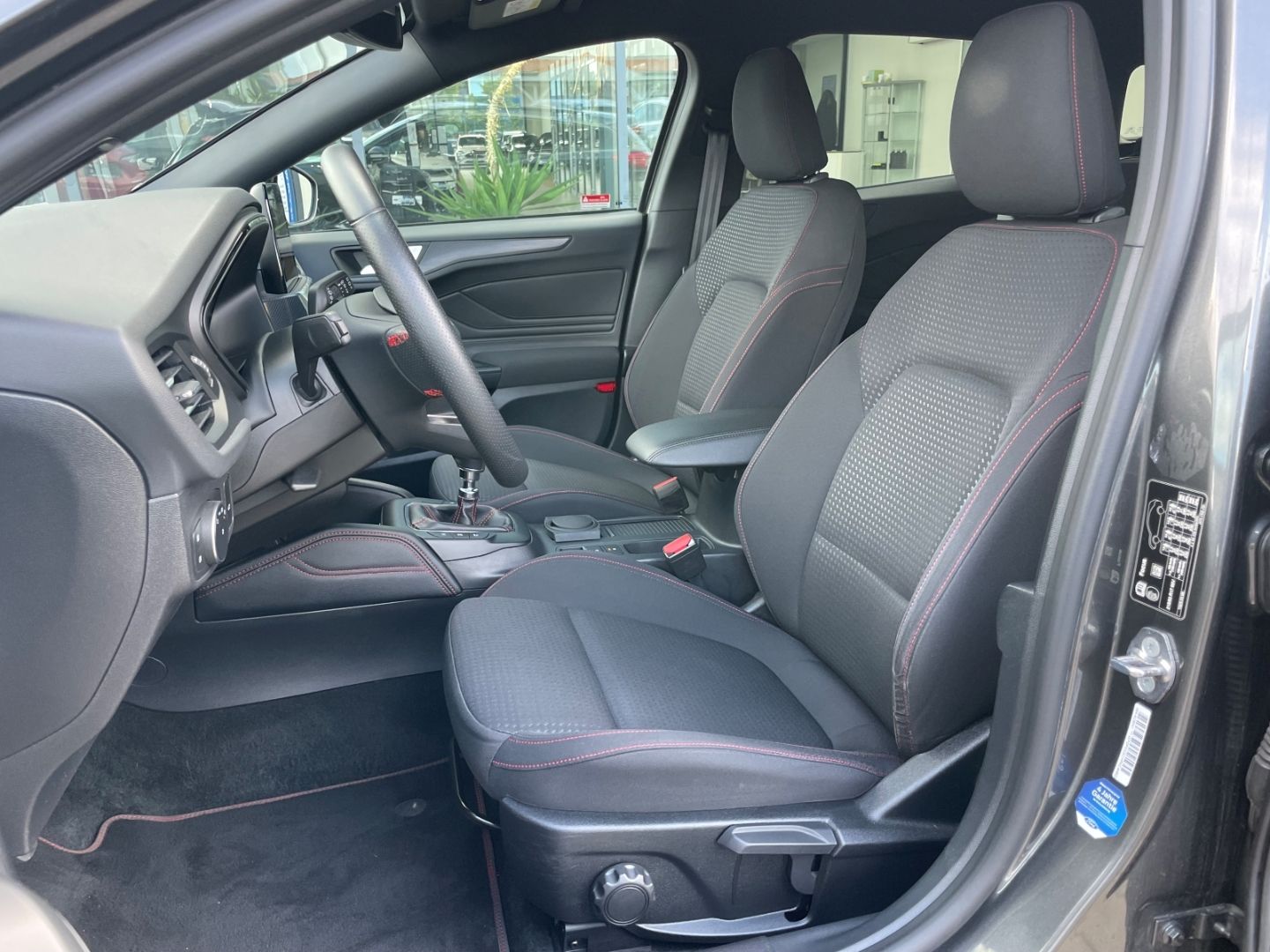 Fahrzeugabbildung Ford Focus ST-Line Kamera LED Abstandstemp Navi