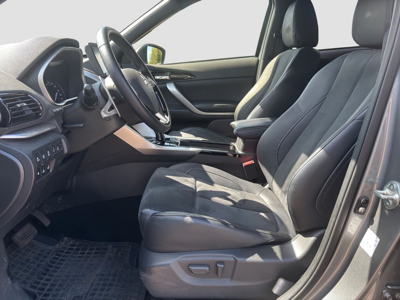 Fahrzeugabbildung Mitsubishi Eclipse Cross 2.4 PHEV 4WD Plus mit Intro-Paket