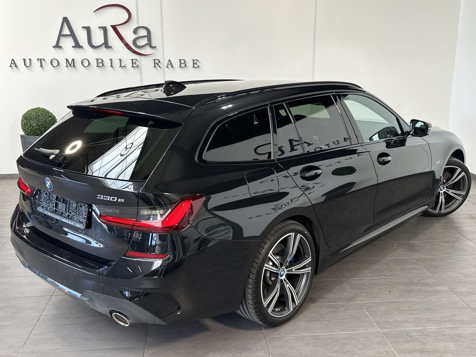 Fahrzeugabbildung BMW 330e Touring M-Sport NAV+LASER+AHK+HEAD-UP+19ZO