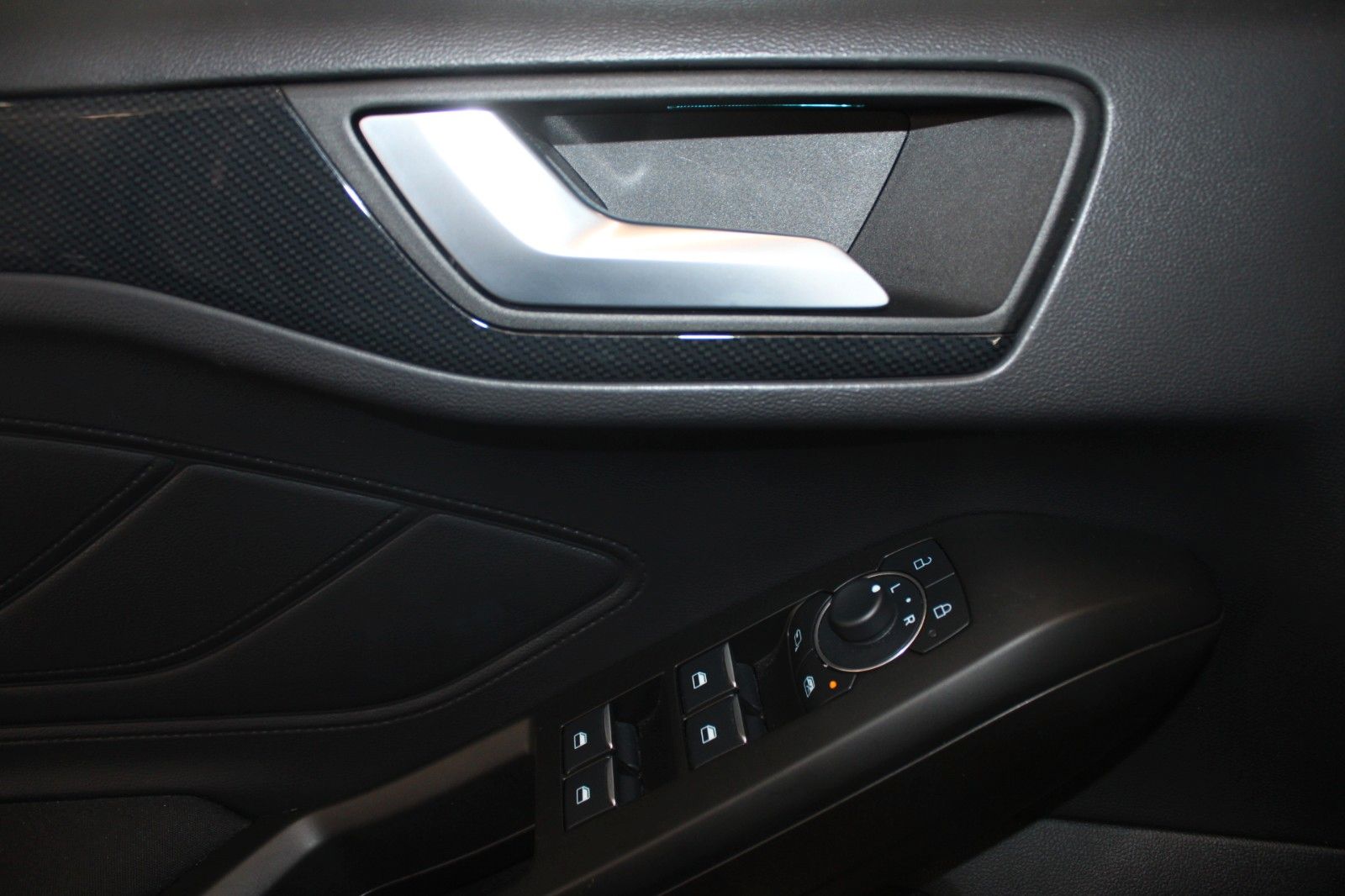 Fahrzeugabbildung Ford Focus ST-Line X Aut. LED ACC Leder Pano HUD Wint