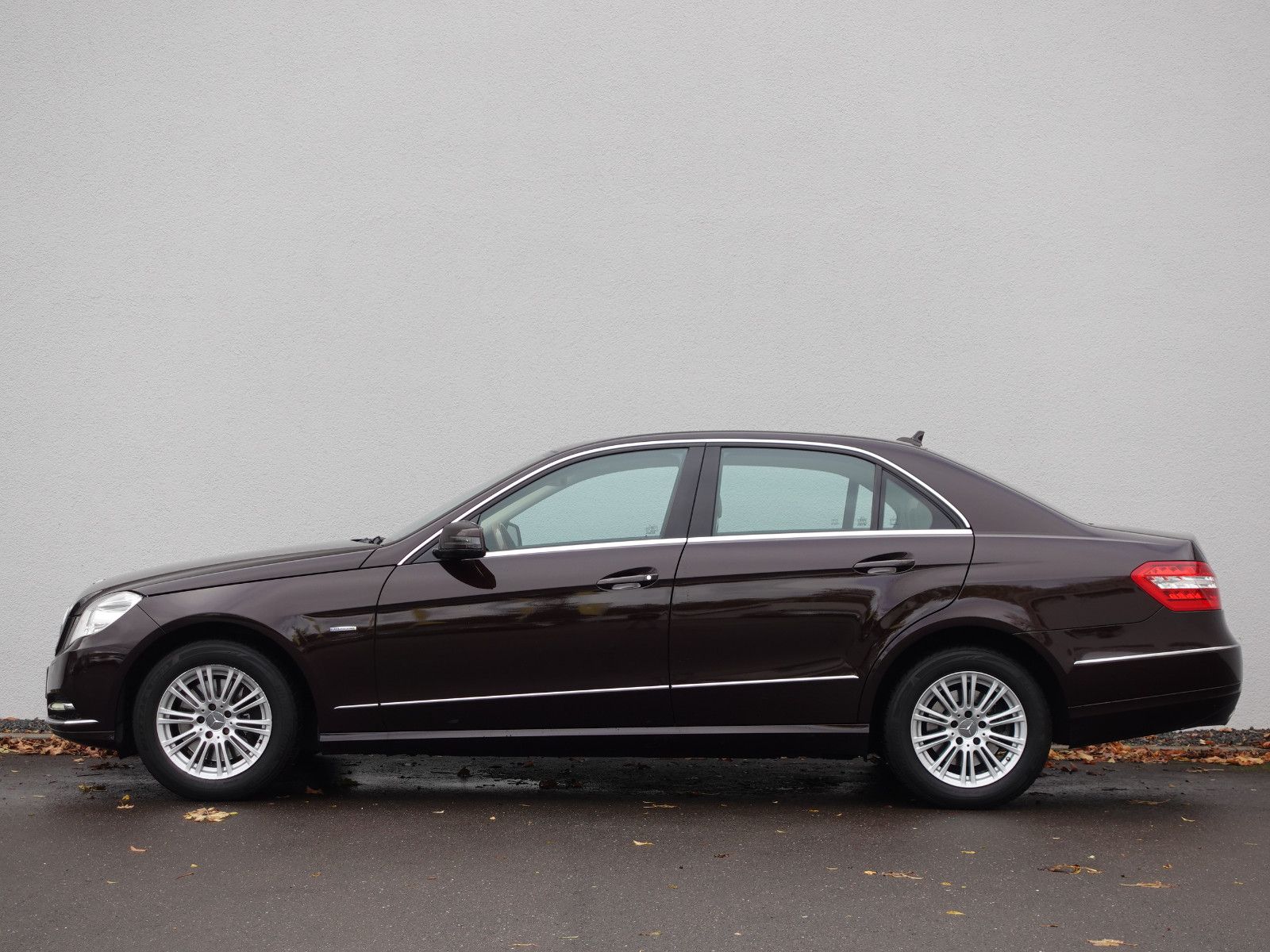 Fahrzeugabbildung Mercedes-Benz E 350 CGI Elegance,Navi,Sitzhzg,Händlerfahrzeug