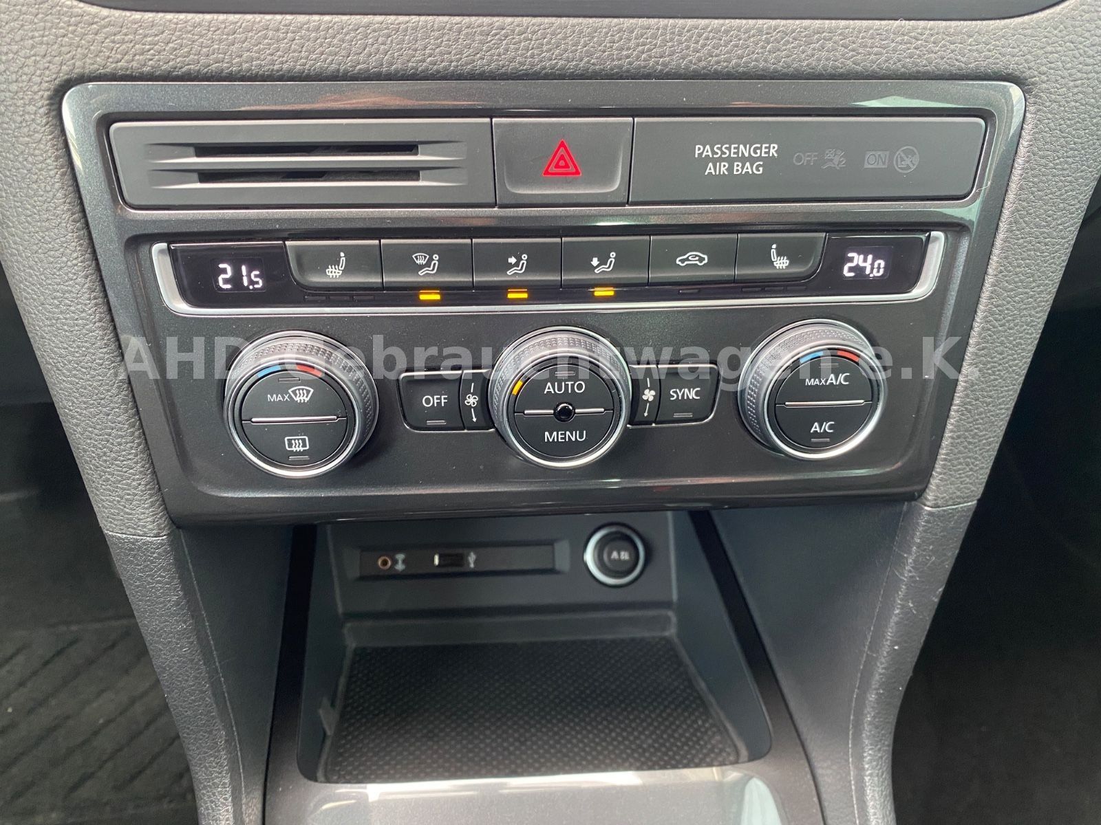 Fahrzeugabbildung Volkswagen Golf Sportsvan VII 1.5 TSI LED Navi PDC Kamera