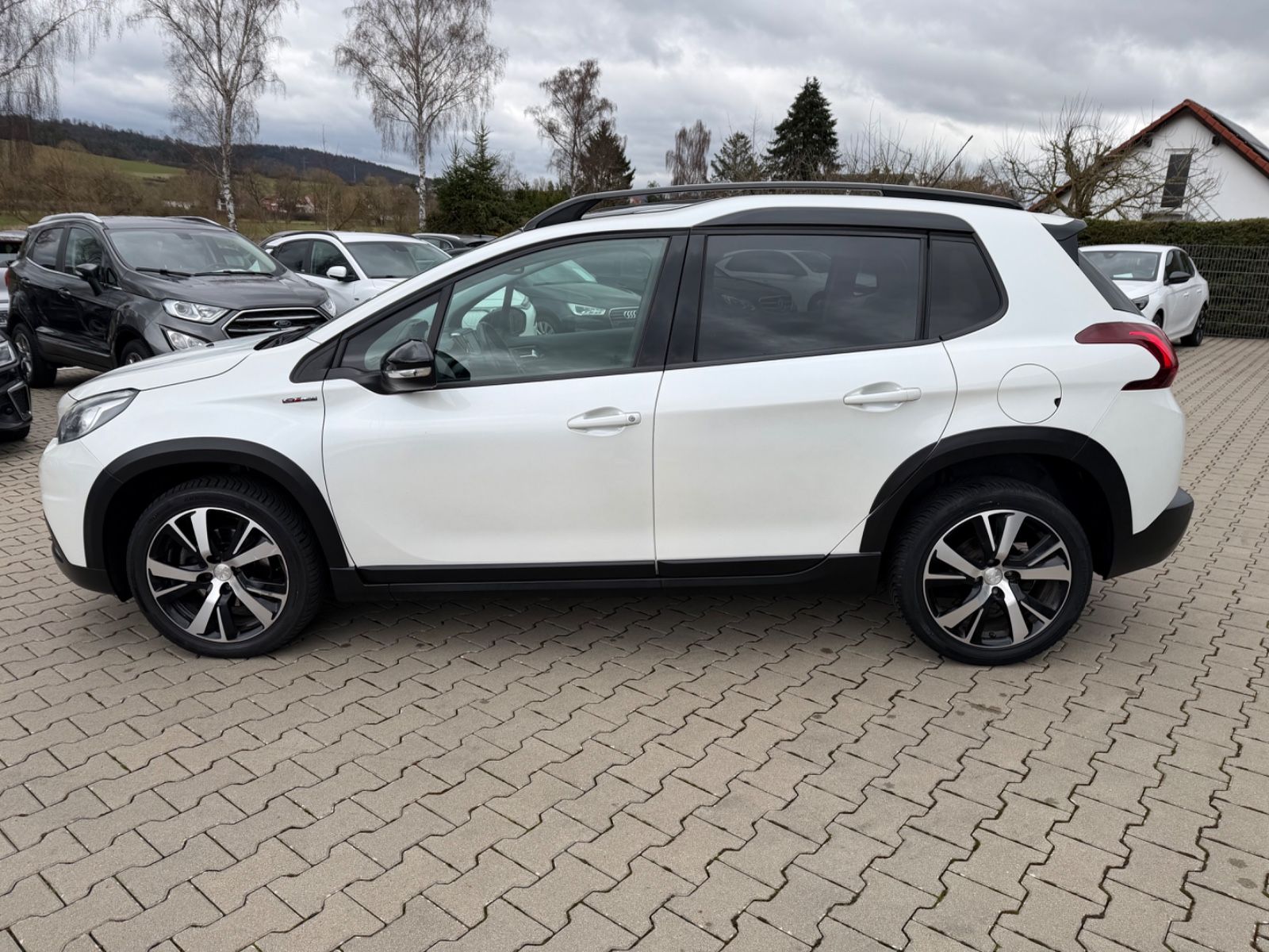 Fahrzeugabbildung Peugeot 2008 GT Line°Automatik°AHK°Pano°Kamera°Leder°