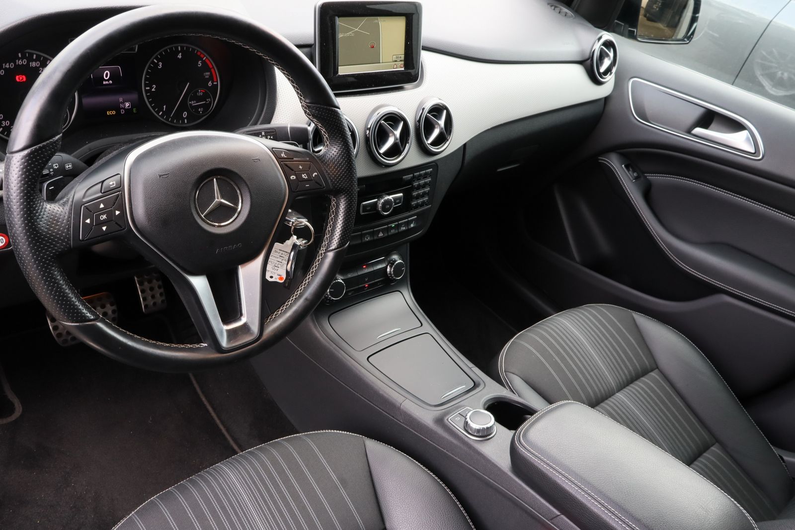 Fahrzeugabbildung Mercedes-Benz B 220d CDI BlueEfficiency Aut. NAV+XEN+SHZ+PP+EU