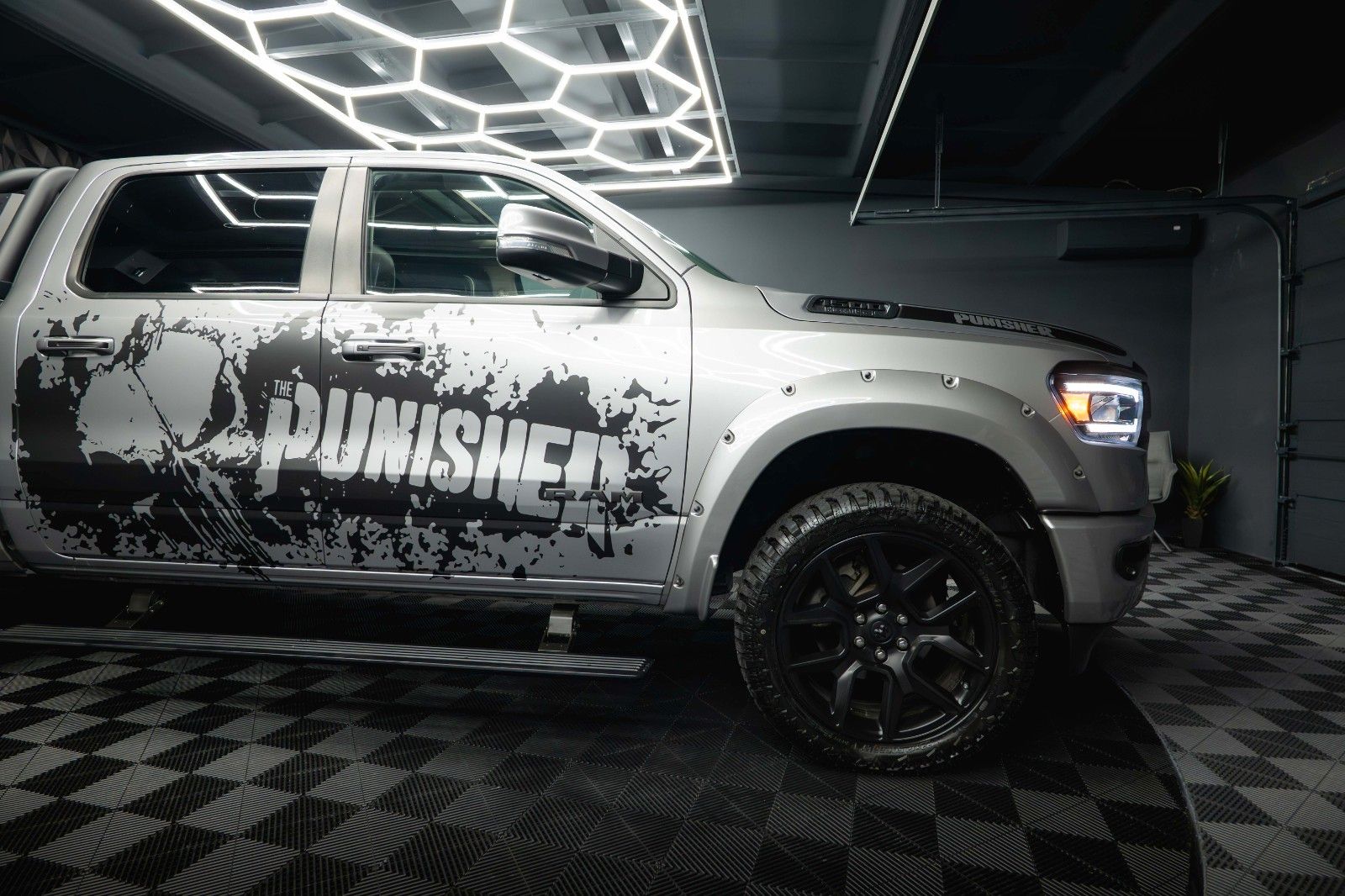 Fahrzeugabbildung Dodge RAM 5.7 V8 HEMI 4x4 LARAMIE PUNISHER *Pano*LED*