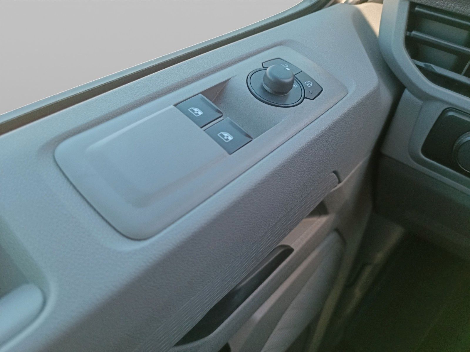 Fahrzeugabbildung Volkswagen T7 Transporter Kasten KR *AHZV*Klima*Holzboden
