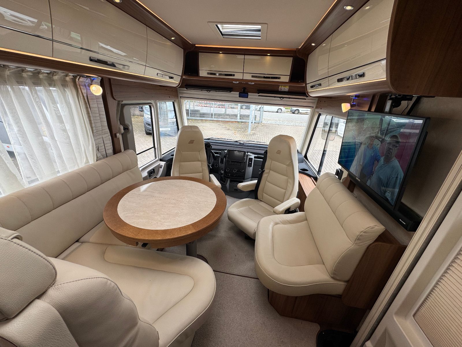 Fahrzeugabbildung HYMER / ERIBA / HYMERCAR B-KLASSE 680 STARLINE MB 3.0 D V6 HYD HÜBSTÜTZEN
