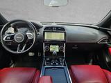 Jaguar XE D200 R-Dynamic HSE - schwarze Jaguar XE