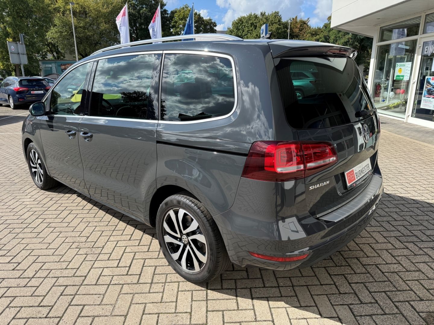 Fahrzeugabbildung Volkswagen Sharan Active Comfortline ACC SHZ Navi Dynau Bi-