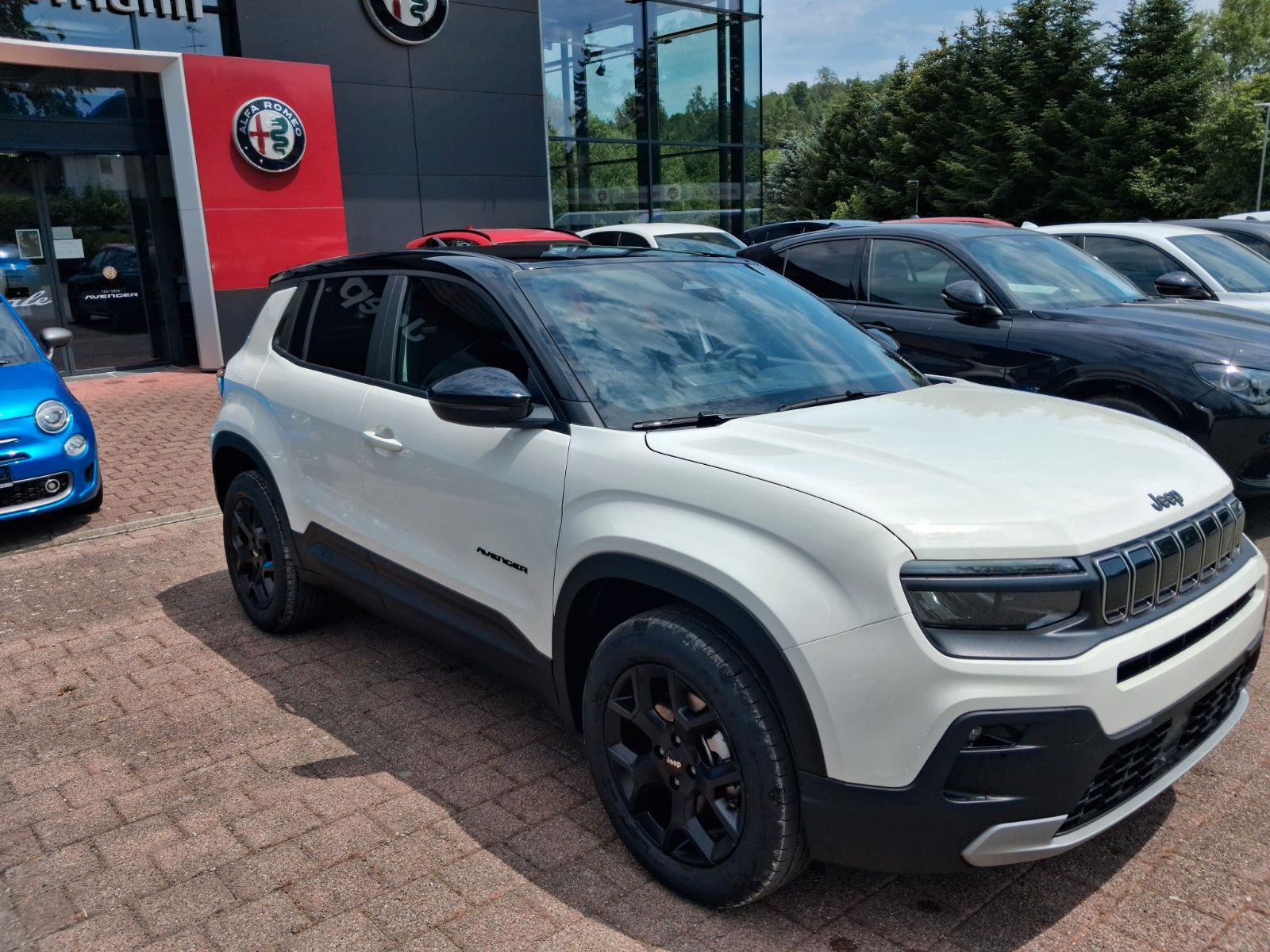 Fahrzeugabbildung Jeep Altitude Black Edition Leder Massage ACC