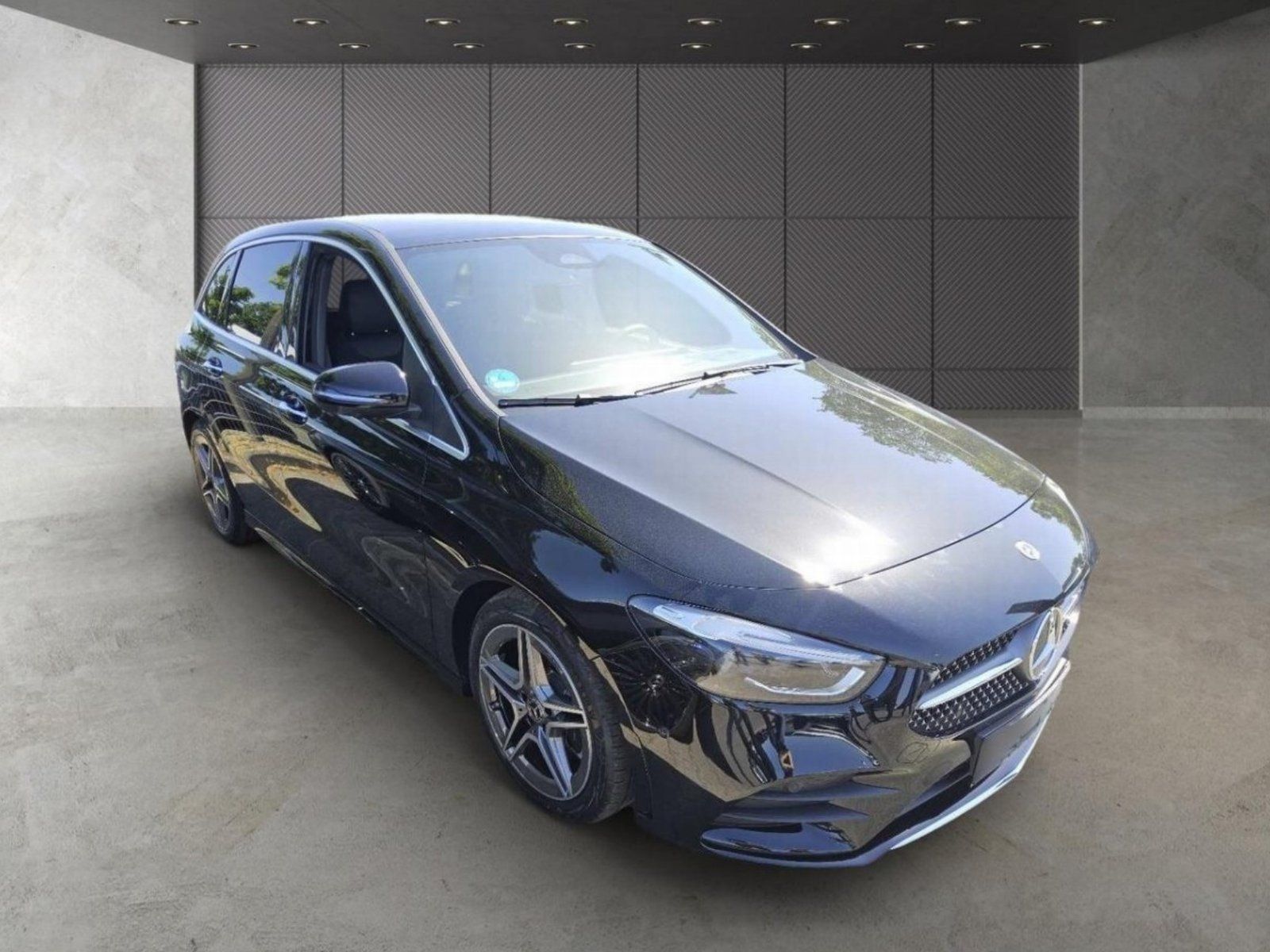 Fahrzeugabbildung Mercedes-Benz B 220 4M AMG Premi+ AHK Memo MLED Pano HUD KeyGo