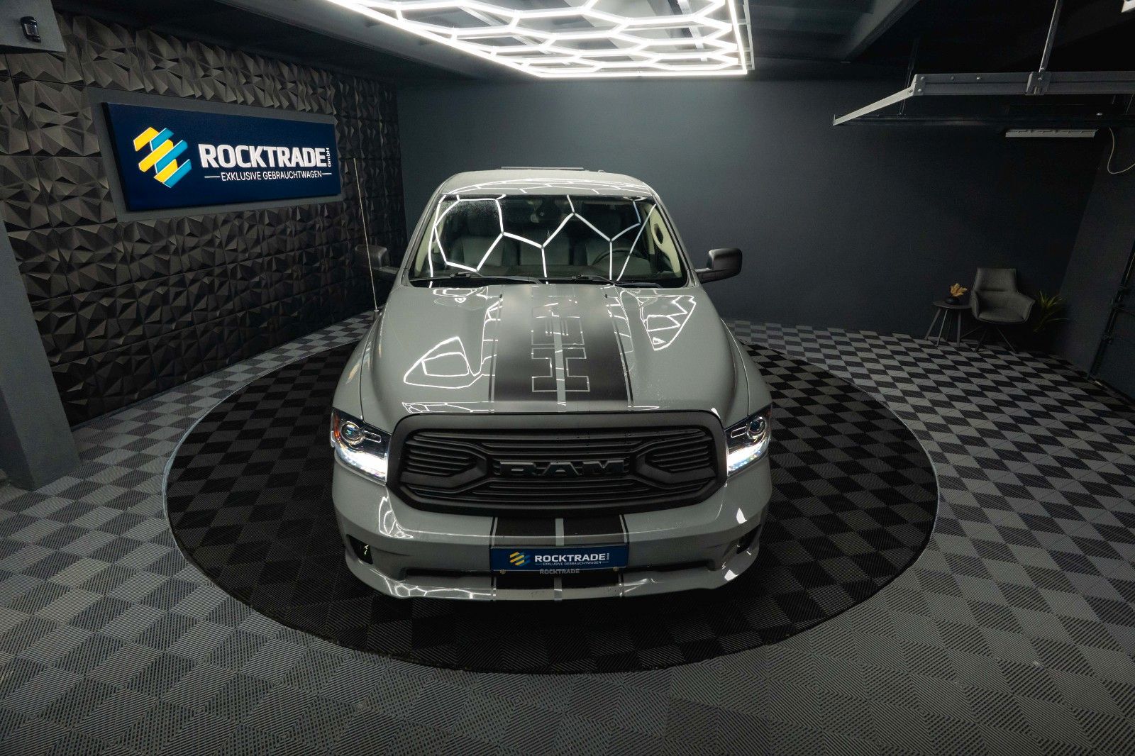 Fahrzeugabbildung Dodge RAM 5.7 V8 HEMI 4x4 OFFROAD Night-Paket LONGBED