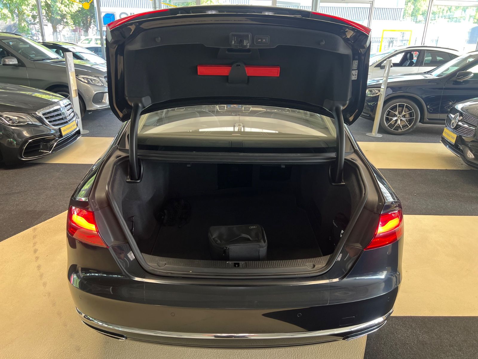 Fahrzeugabbildung Audi A8 3.0 TDI quattro * 20 S LINE ALUFELGEN *