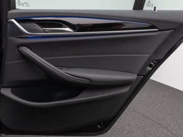 Fahrzeugabbildung BMW 530d LuxuryLine Pano Kamera Laser HUD DAB HiFi