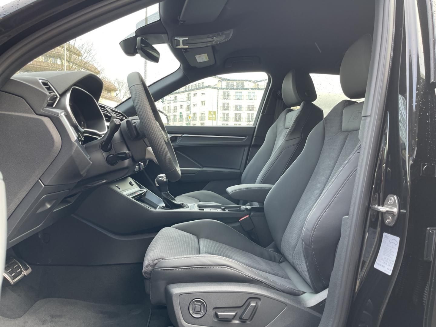 Fahrzeugabbildung Audi Q3 S line 40 TFSI quattro MATRIX, 20", Ass.paket