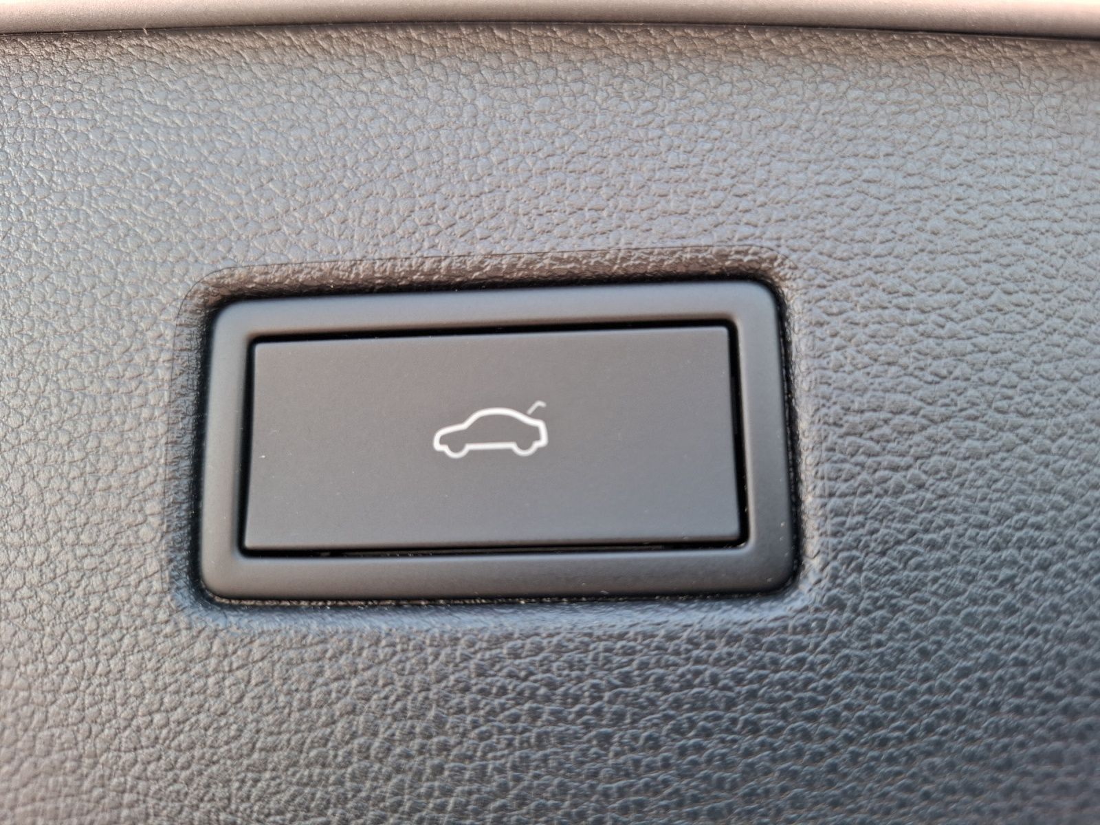 Fahrzeugabbildung Volkswagen Tiguan TSI R-Line DSG 4M STH Matrix AHK Navi Pan
