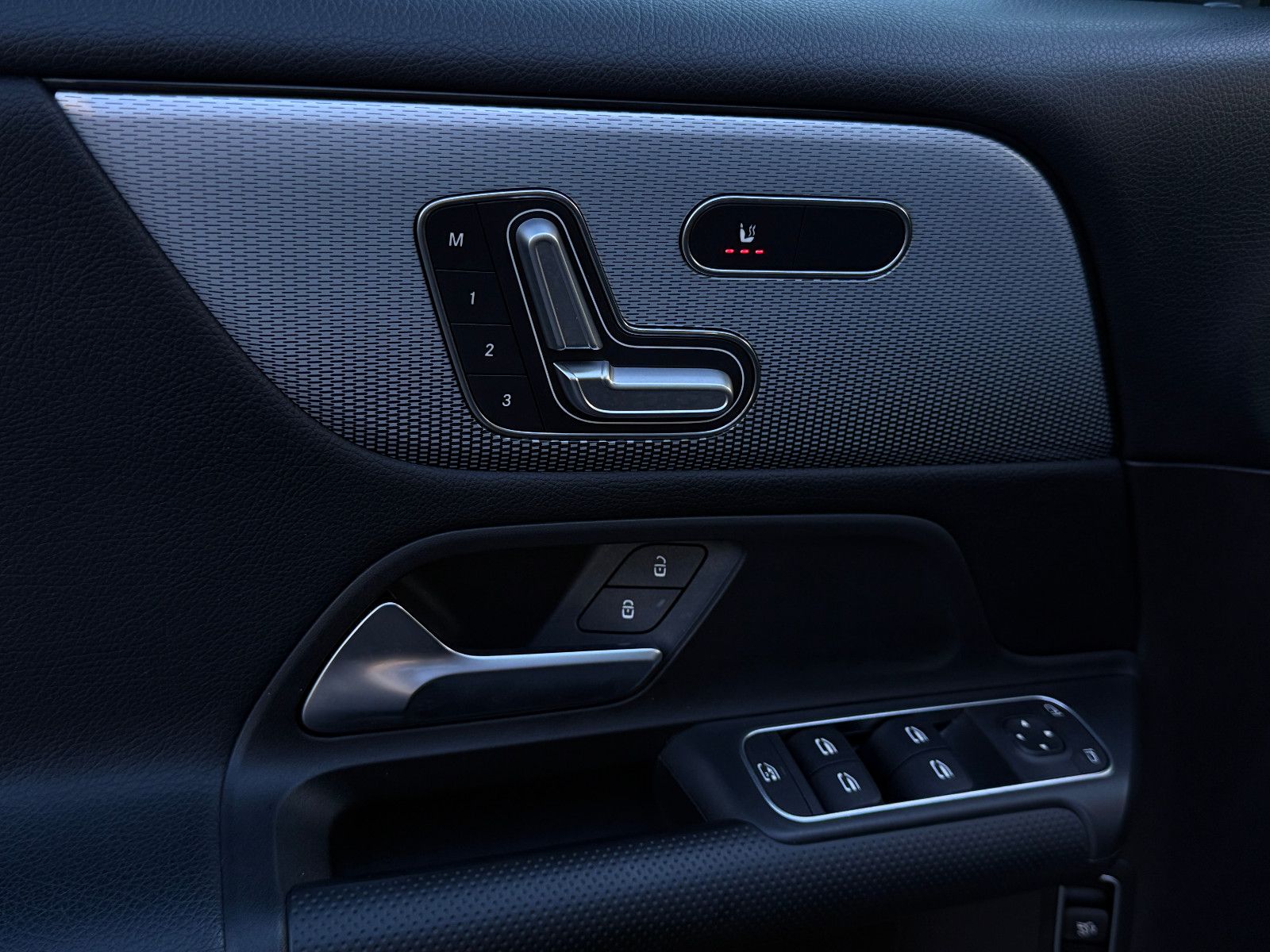 Fahrzeugabbildung Mercedes-Benz GLB 220d 4Matic Aut AHK DAB Navi Memory SHZ PDC