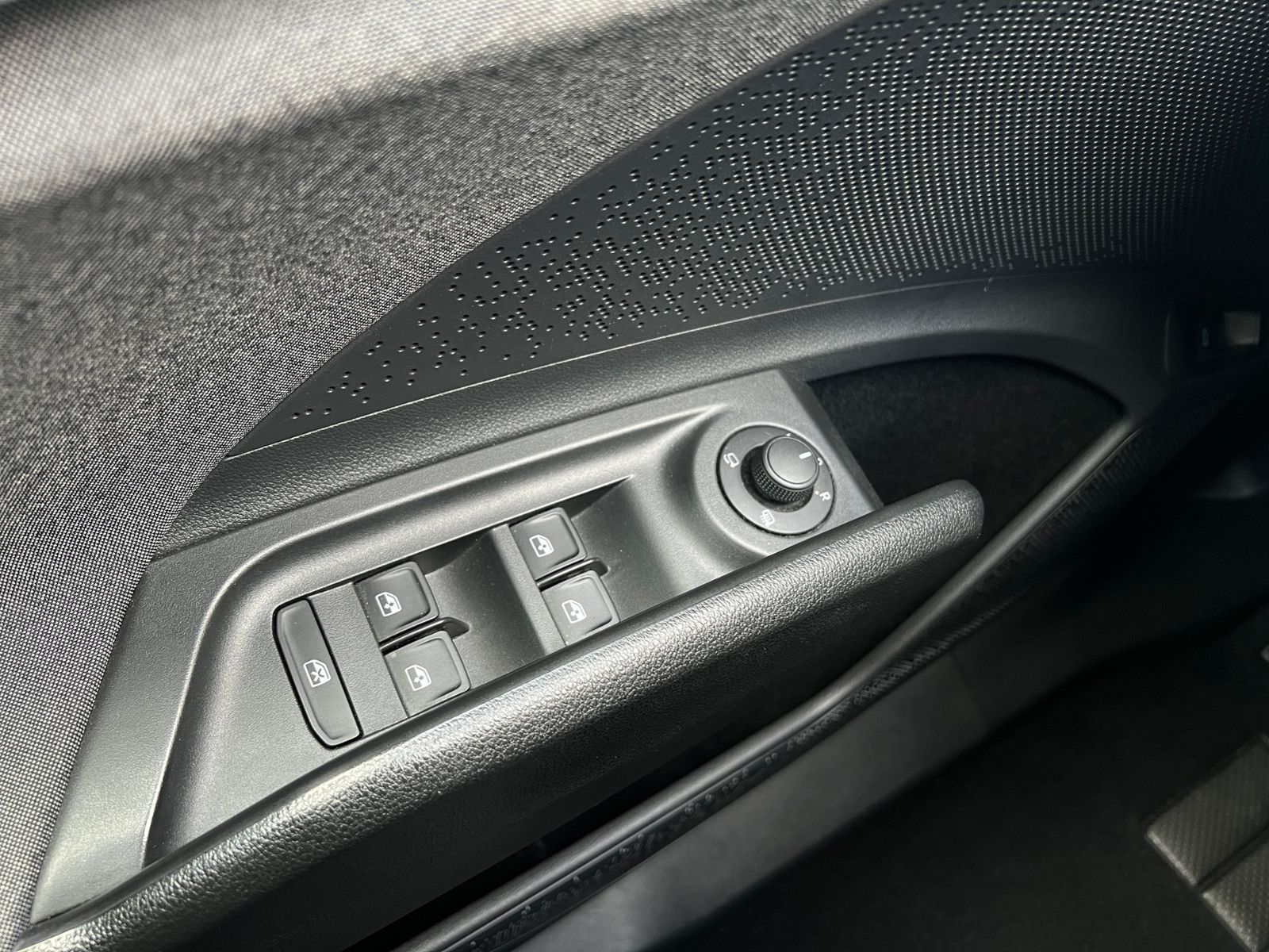 Fahrzeugabbildung SKODA Enyaq iV 80 Loft *AHK, 360°-Kamera,Navi,19" LM F