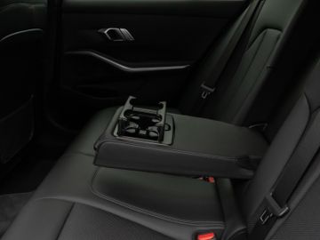 Fahrzeugabbildung BMW 320e Advantage DAB HiFi PDC AHK Alarm LED Sport