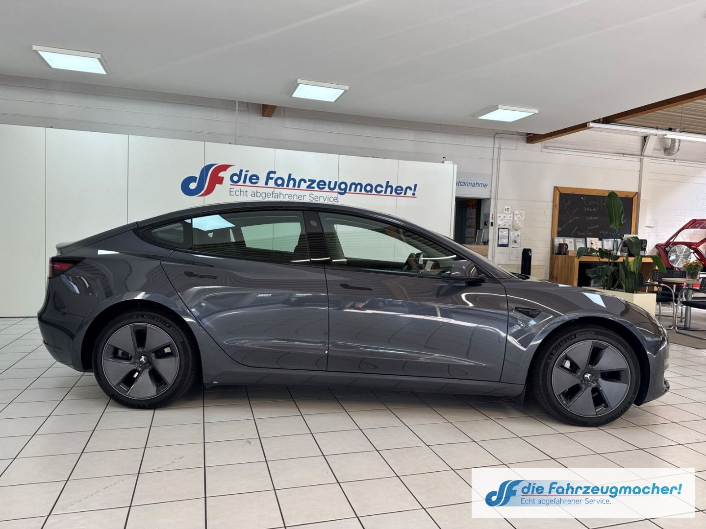 Fahrzeugabbildung Tesla Model 3 RWD Soundsystem ACC El. Heckklappe WLAN