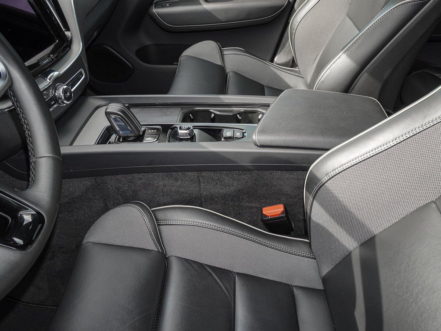 Volvo XC60 B4 B R-Design STANDHZG PANO AHK 360° H&K LE