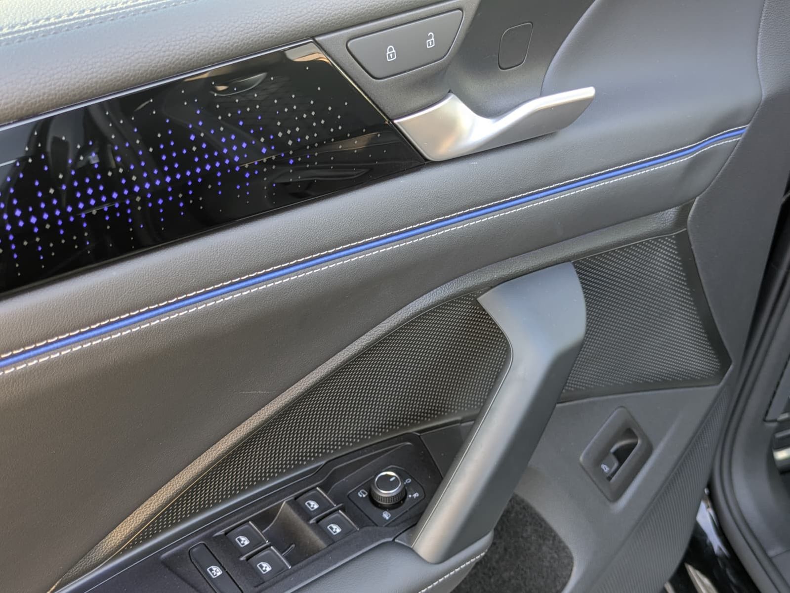 Fahrzeugabbildung Volkswagen Tiguan 2.0 TDI 4M R-Line PANO*H&K*AHK*MATRIX*20"