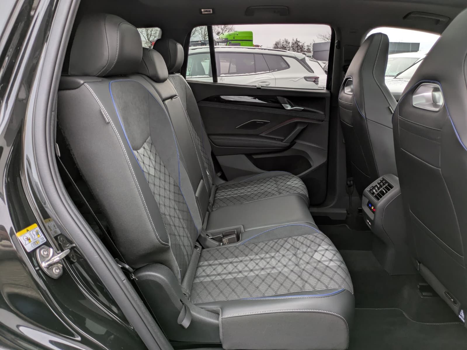 Fahrzeugabbildung Volkswagen Tayron 2.0 TDI 4M R-Line 7Si*MATRIX*AHK*PANO*HUD