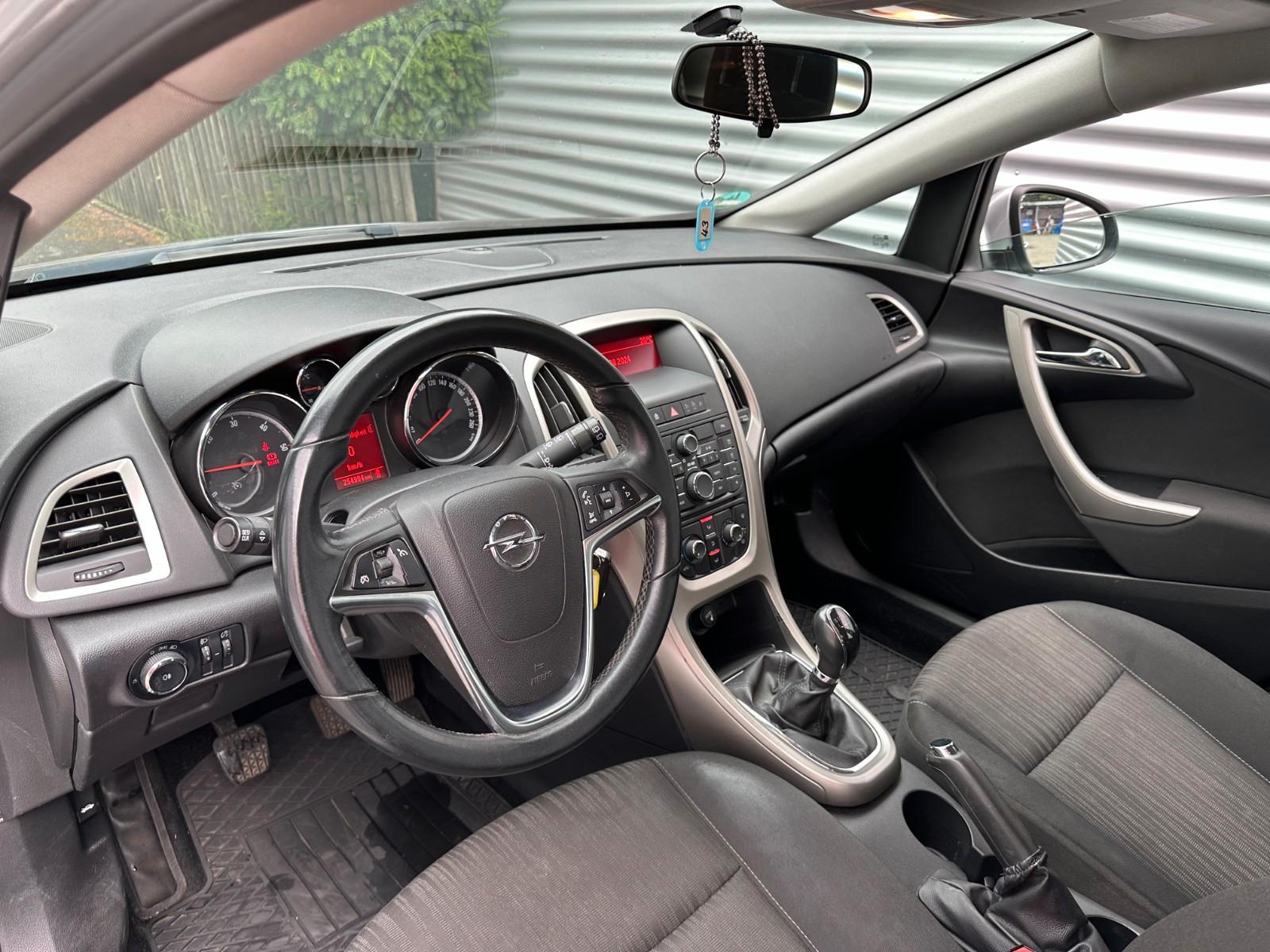 Opel Astra 2012 — photo 13