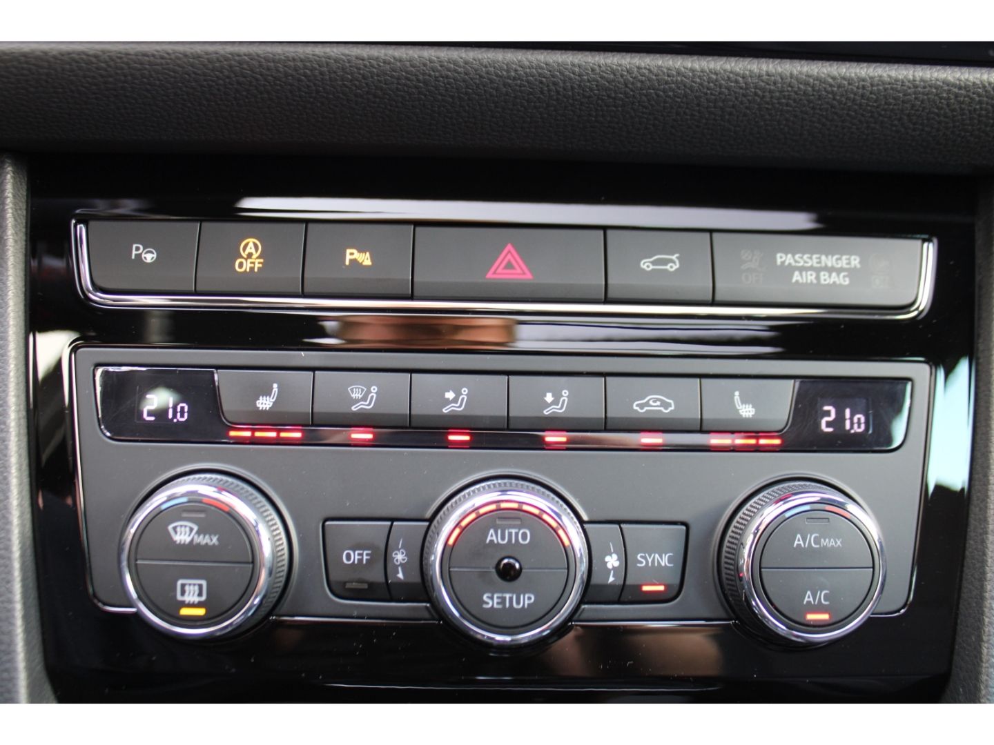 Fahrzeugabbildung SEAT Ateca 4Drive FR ACC LED Pano RFK Full Link AHK W