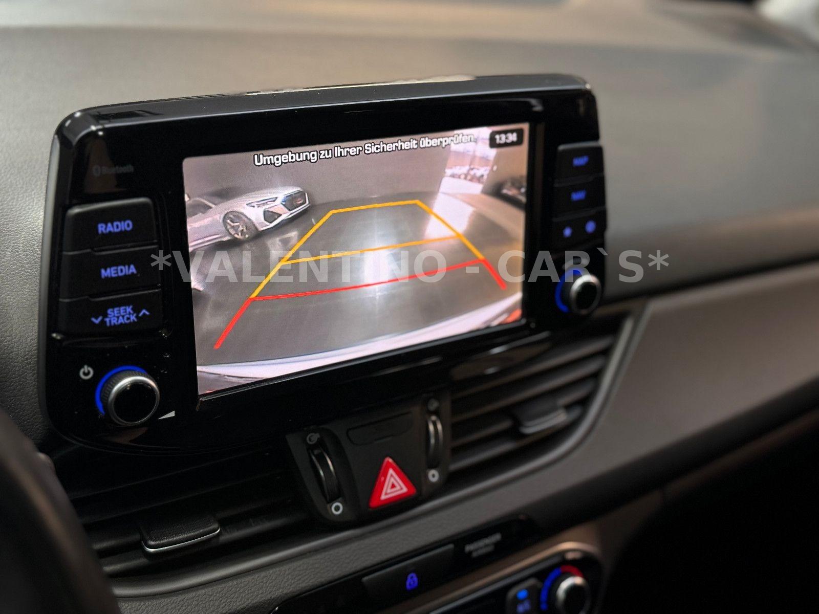 Hyundai i30 cw Family + Nav/Kamera/Temp/Shz/Lhz/Pano/Led
