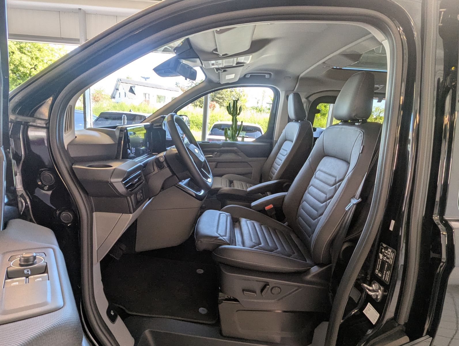 Fahrzeugabbildung Ford Tourneo Custom 320 Titaniu-X Leder Pano StHz AHK
