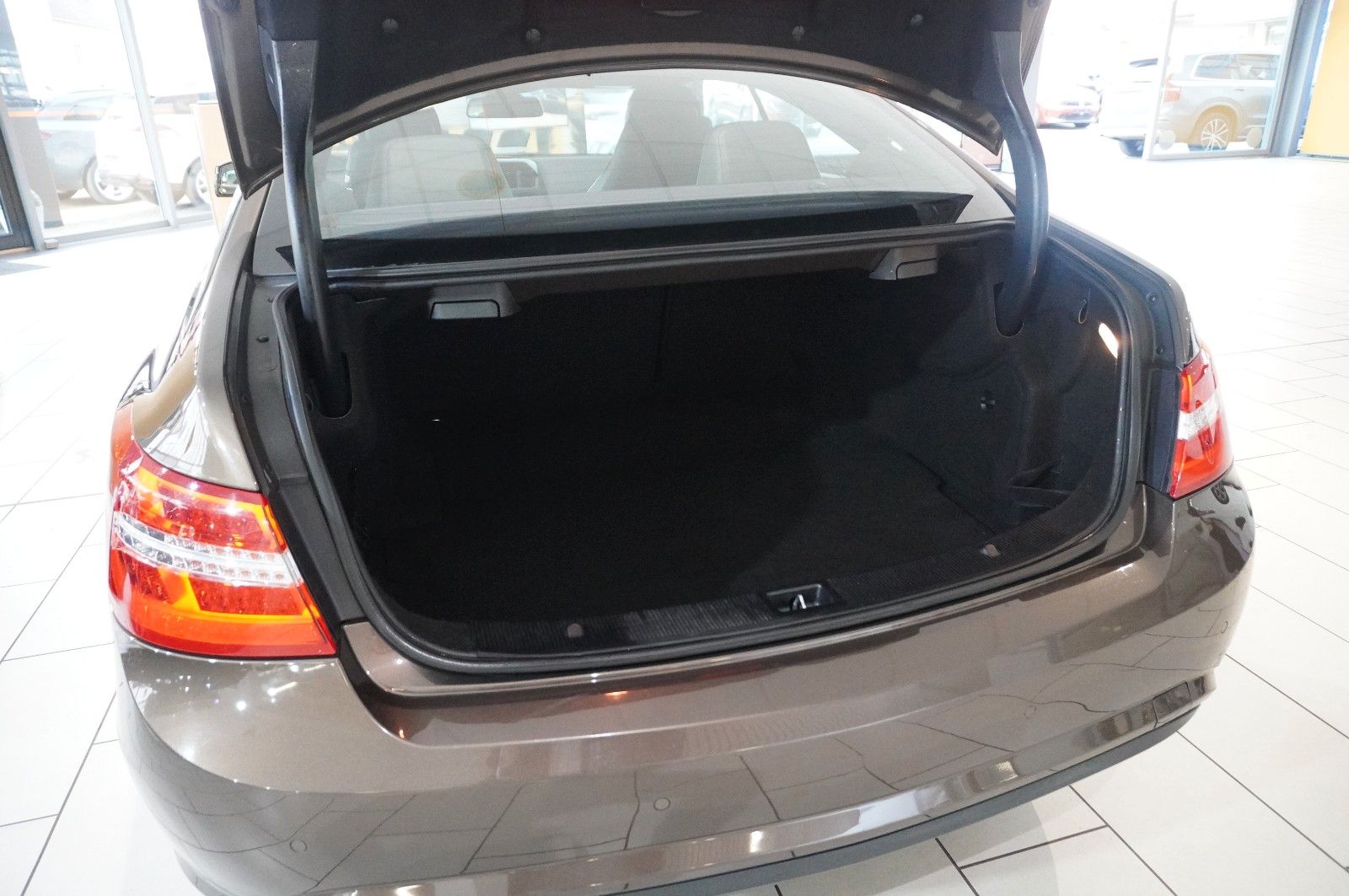 Fahrzeugabbildung Mercedes-Benz E 200 COUPE AVAMTGRADE NAVI/SHZ/SPORT/PDC/TEMP.