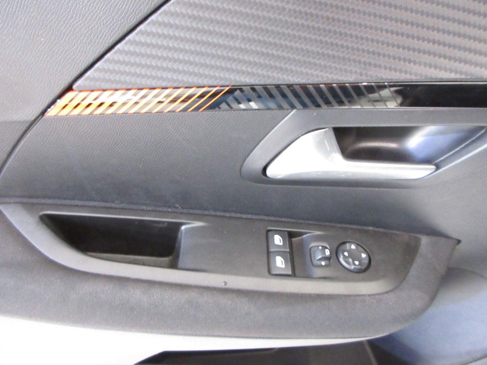 Fahrzeugabbildung Peugeot 208 Active 1.2T NAVI/LED/PDC/TEMPOMAT