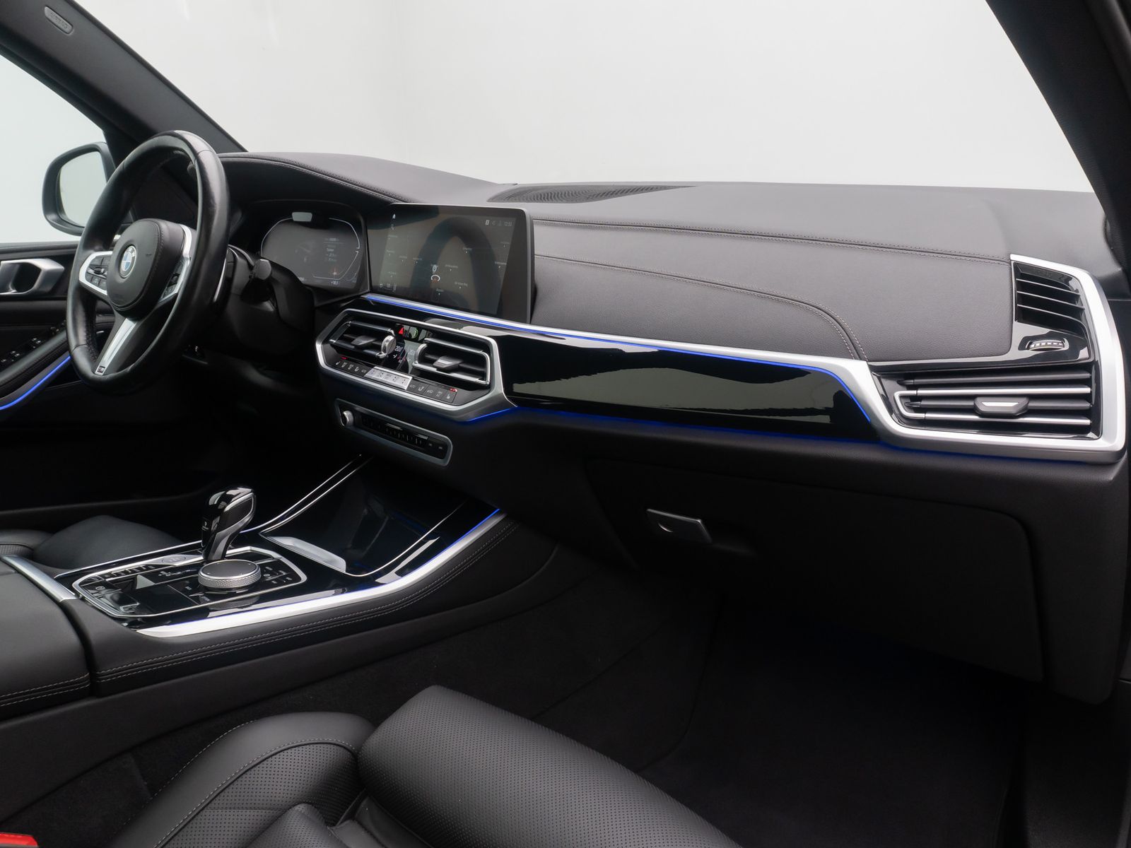 Fahrzeugabbildung BMW X5 xD30d M Sport 360° HUD DAB HiFi AHK Panorama