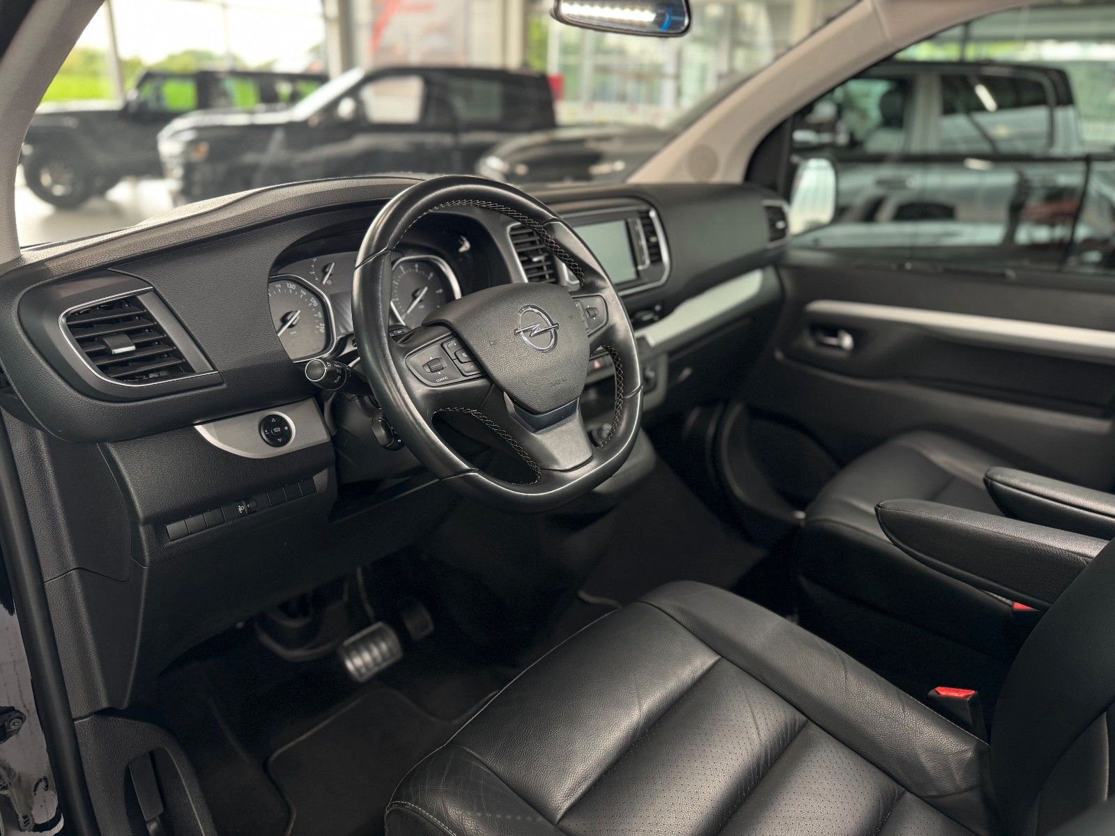 Fahrzeugabbildung Opel Vivaro 2.0 CDTI Automatik Zafira Life "AHK PANO"