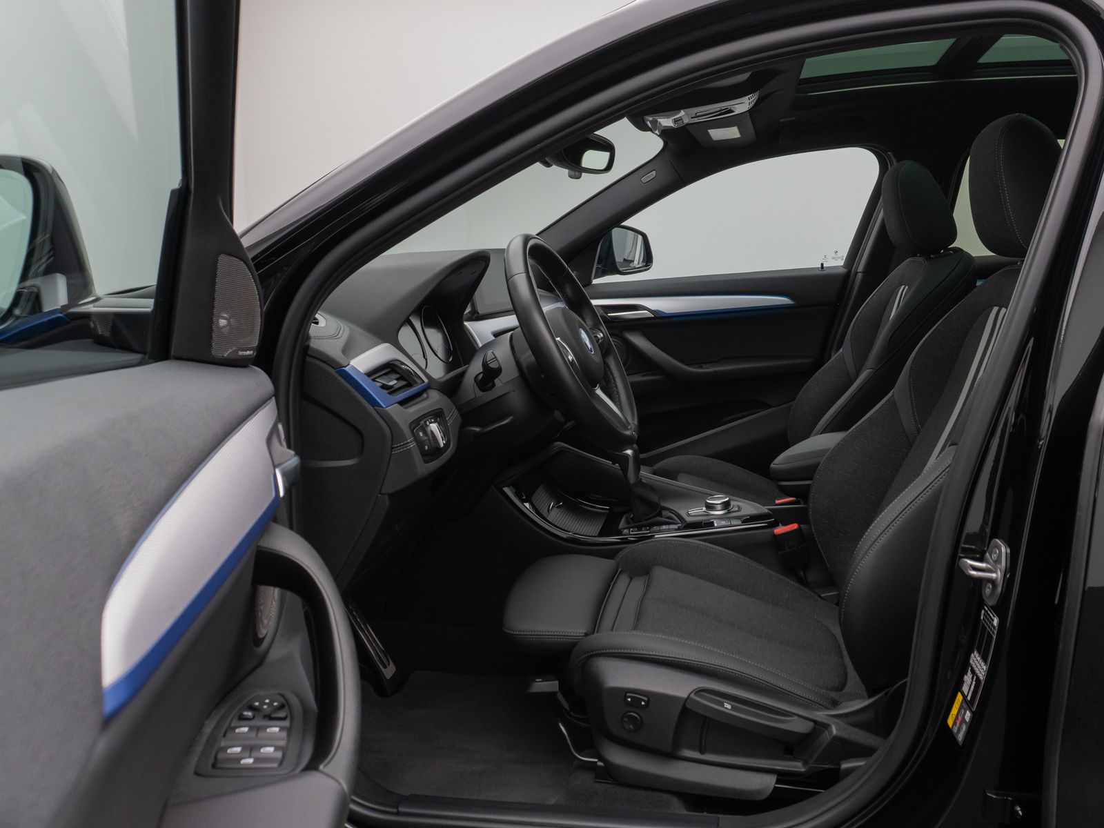 Fahrzeugabbildung BMW X2 xD25e M Sport HUD DAB Kamera Alarm Panorama
