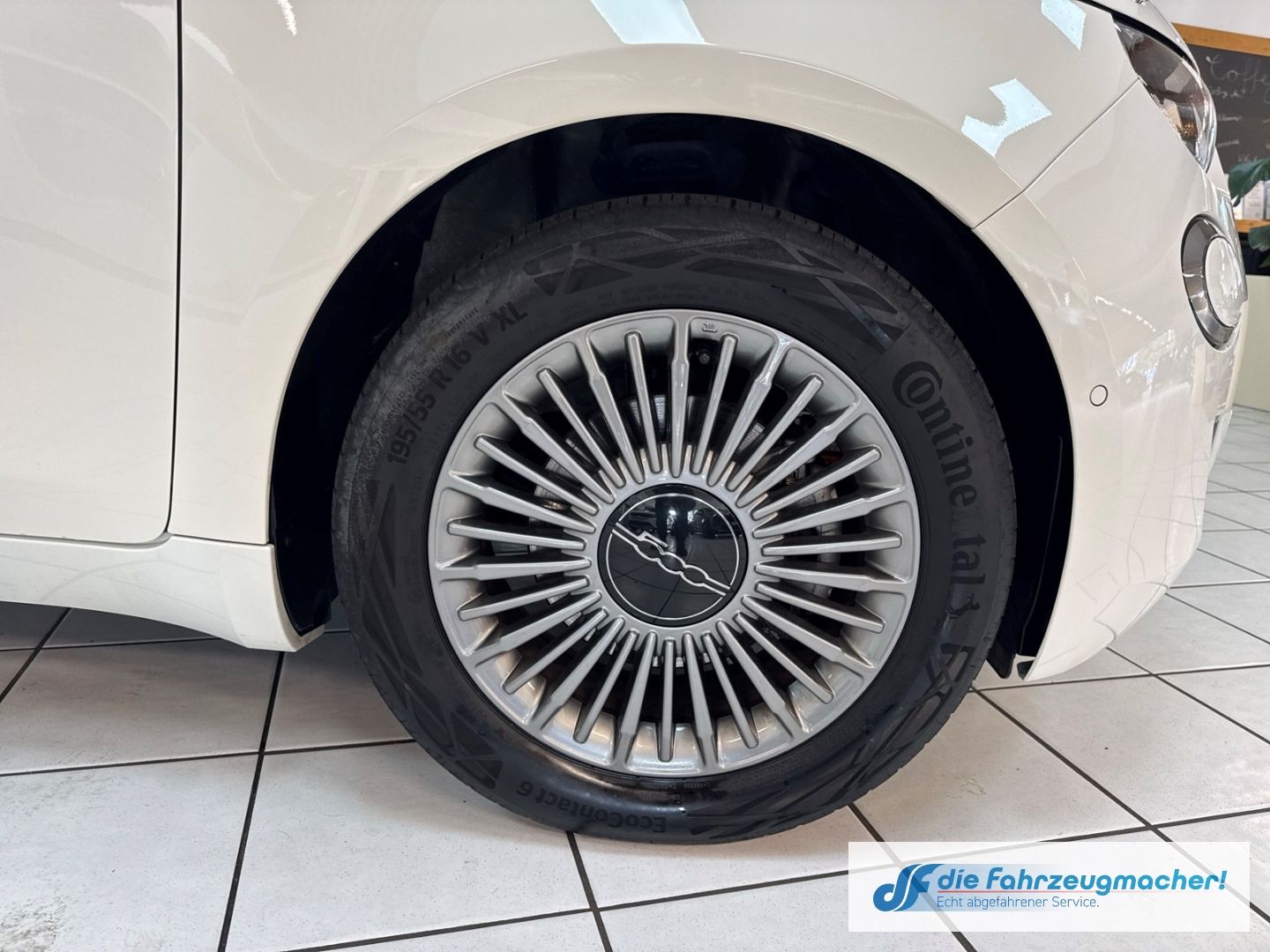 Fahrzeugabbildung Fiat 500e Apple CarPlay Android Auto Klimaautom Fahre