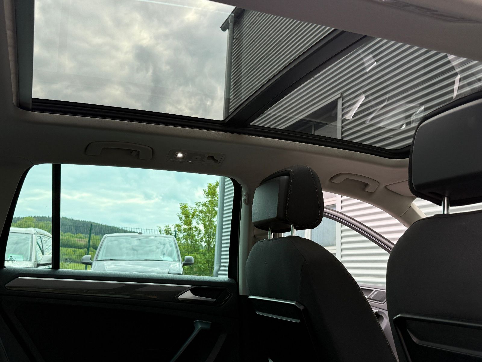 Fahrzeugabbildung Volkswagen Tiguan Highline 4Motion ACC AHK Nav SHZ Pano LED