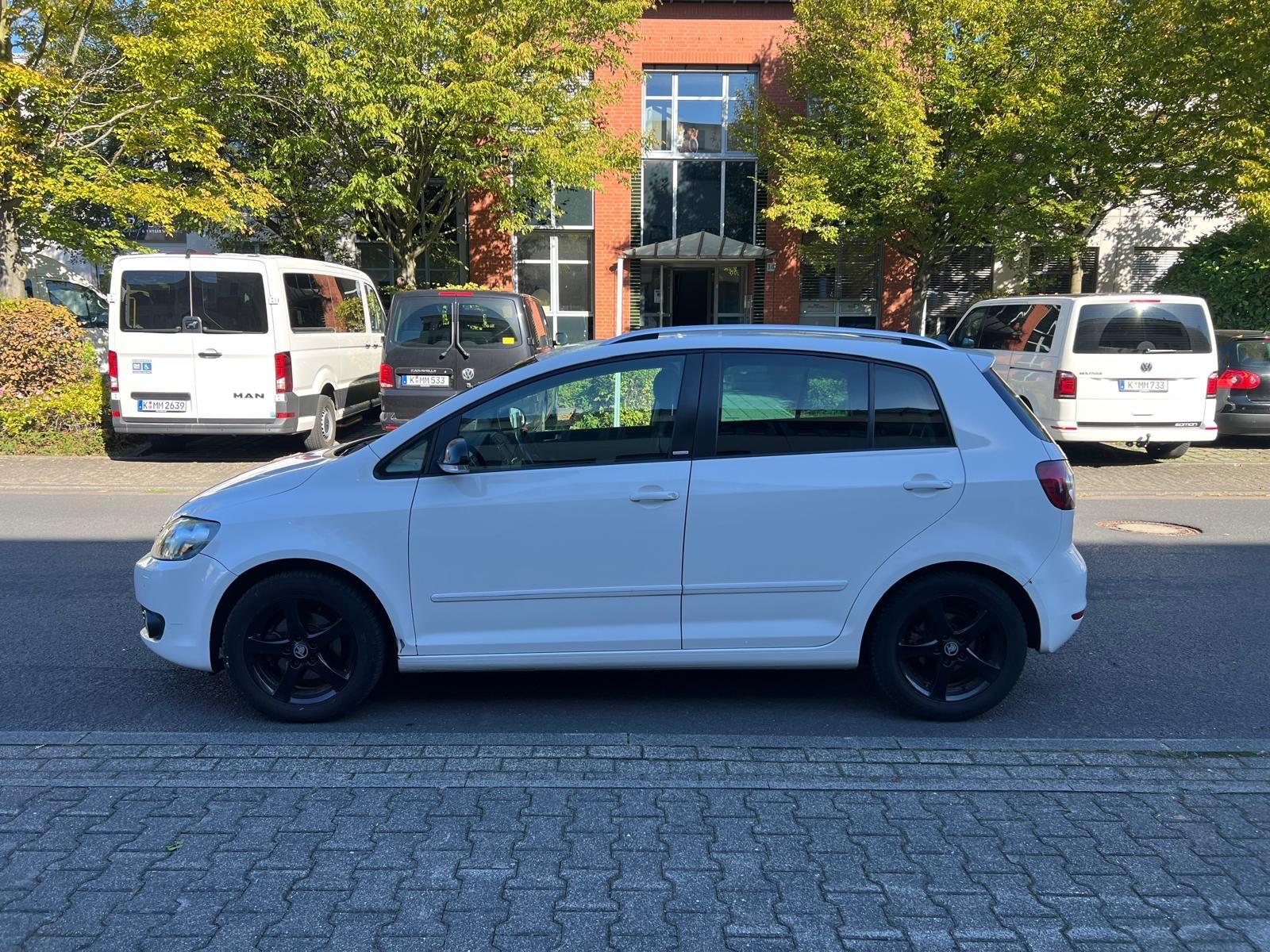 Volkswagen Golf Plus 2011 — interior