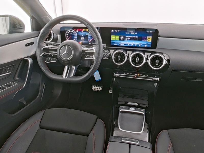 Fahrzeugabbildung Mercedes-Benz A 180 AMG Line LED+Kamera+WinterPaket+MBUX