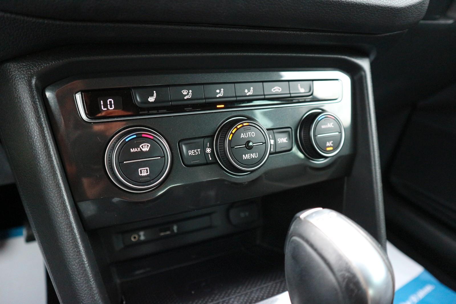 Volkswagen Tiguan 4Motion DSG Navi ACC PDC AHK CarPlay Spur