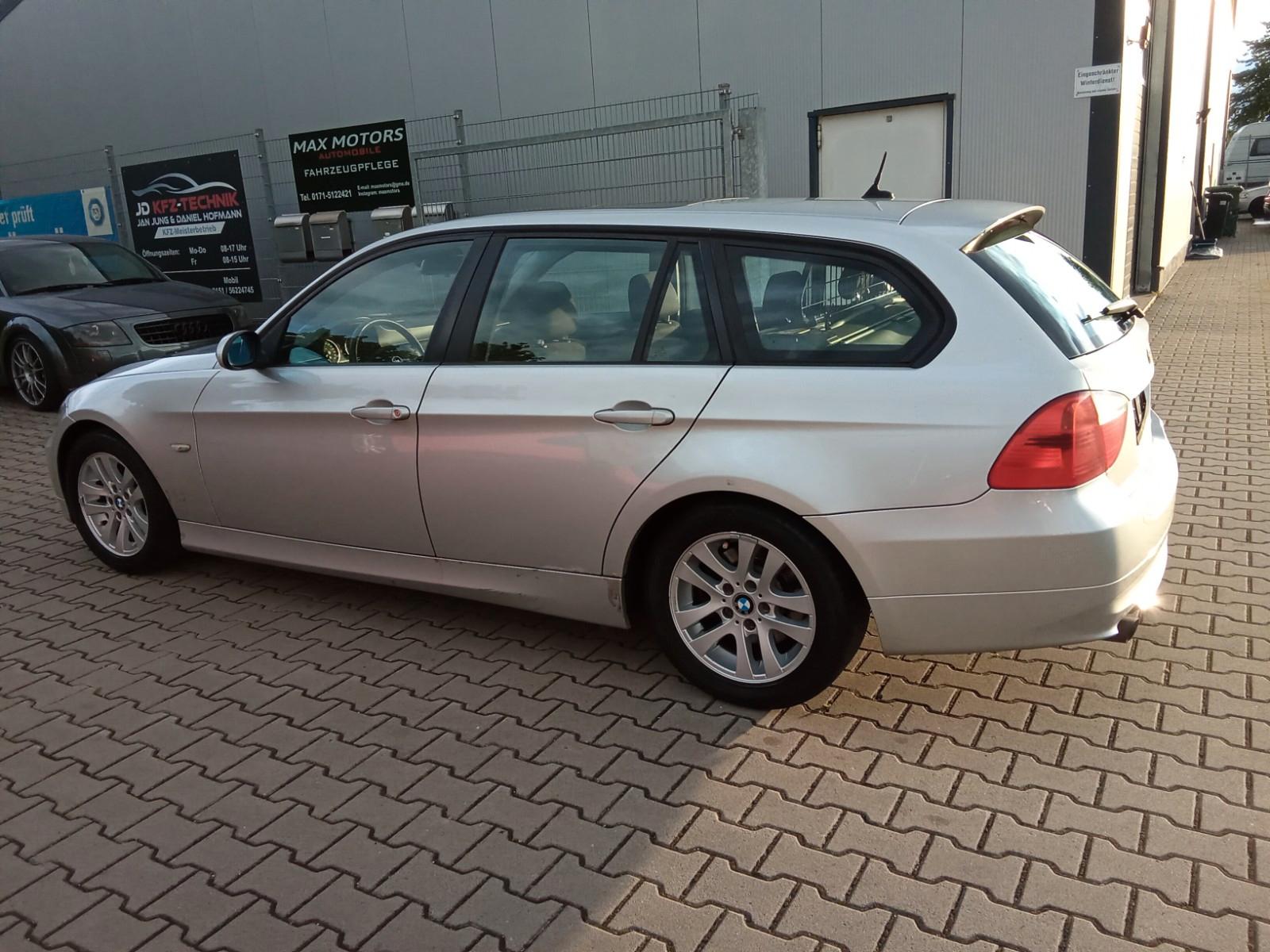 BMW 320 2007 — rear view