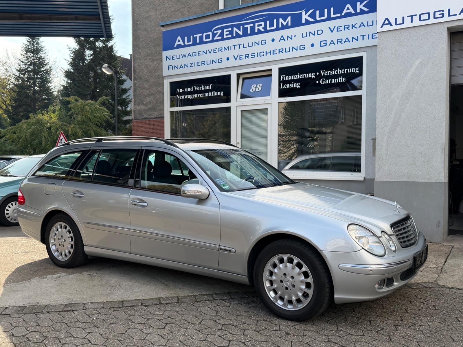 Mercedes-Benz E320 2004 — вигляд ззаду
