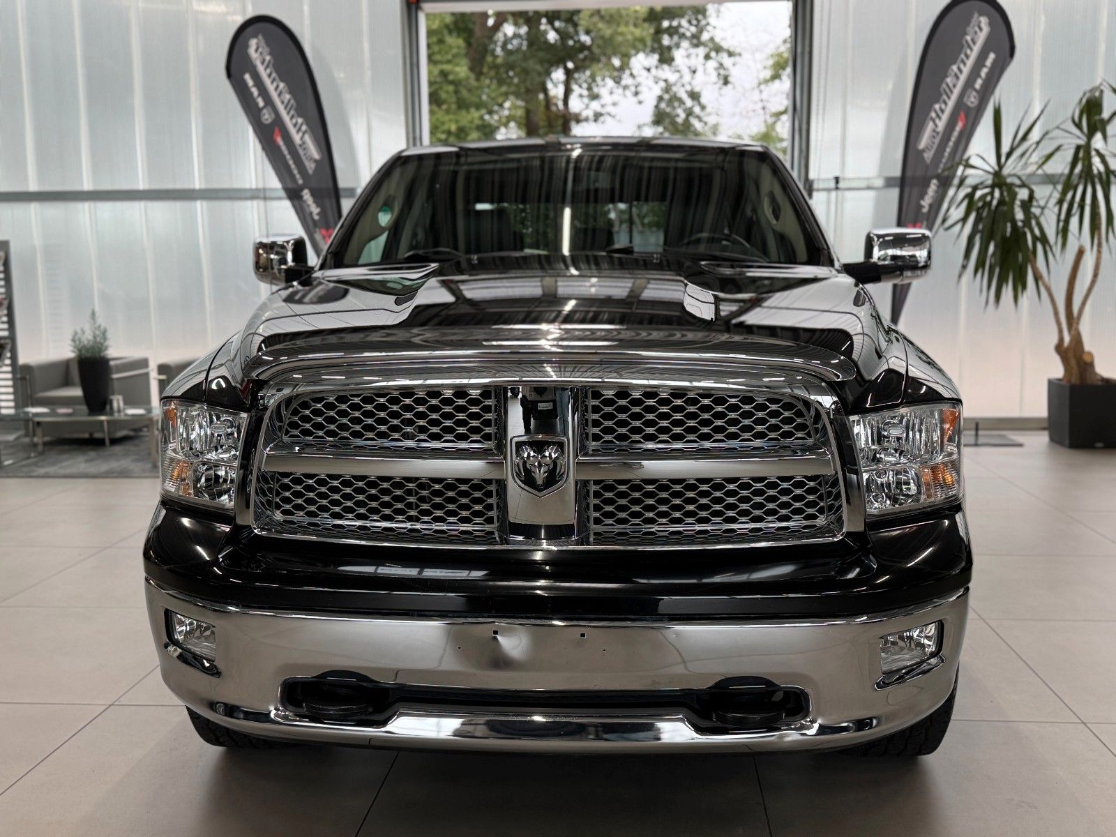 Fahrzeugabbildung Dodge RAM 5,7 Laramie Crew Cab LPG DVD RAM BOX 1.Hand