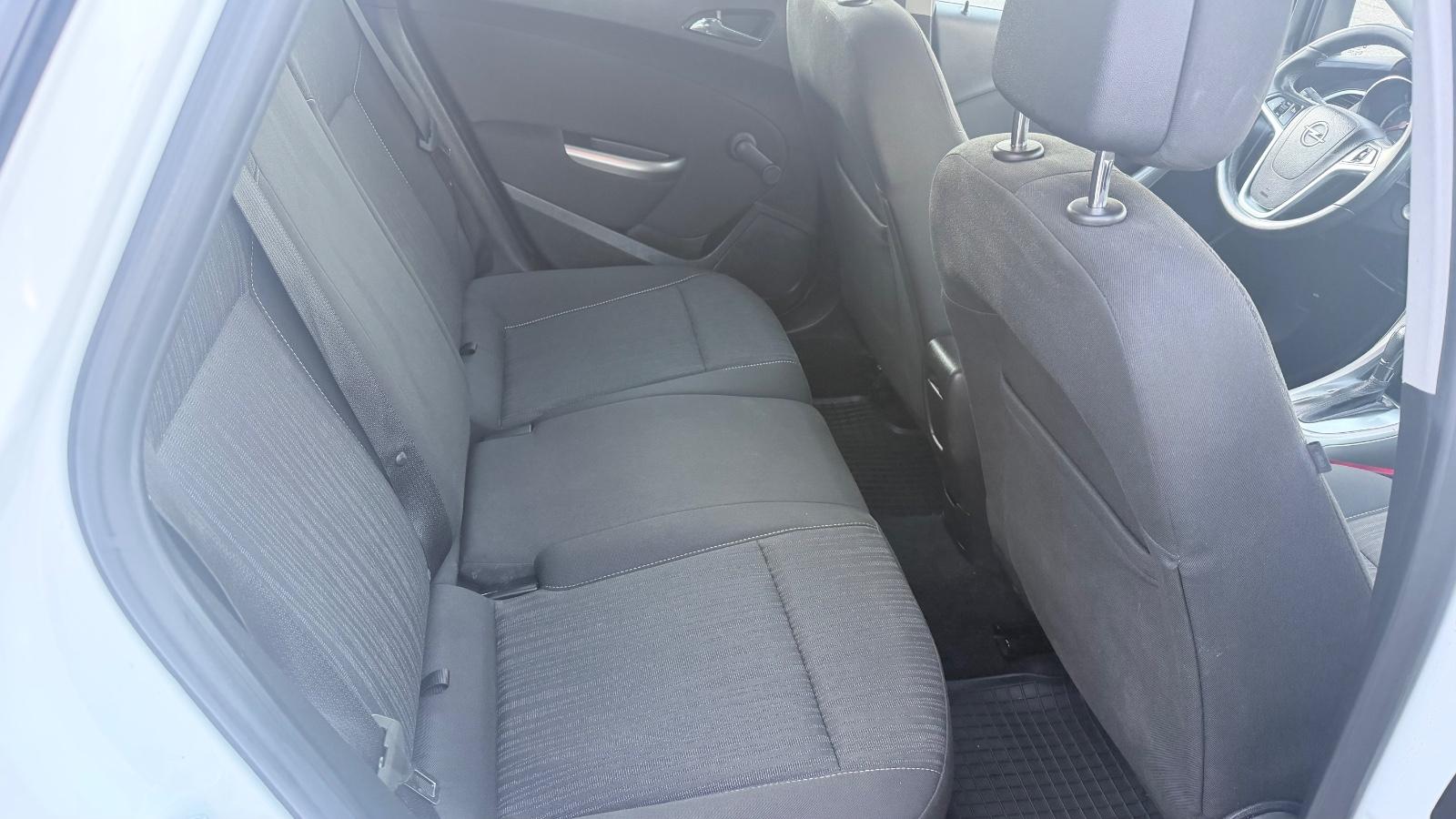 Opel Astra 2011 — photo 10